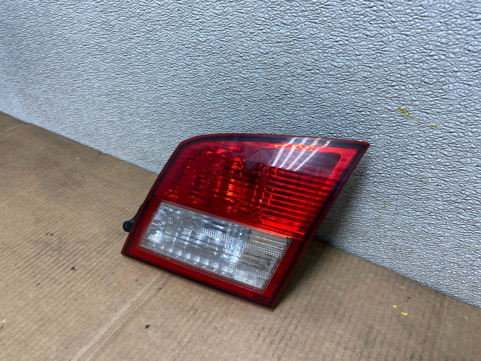 2002-2004 Infiniti i35 Inner Light Right Passenger RH Tail Light OEM AA5340 DW1
