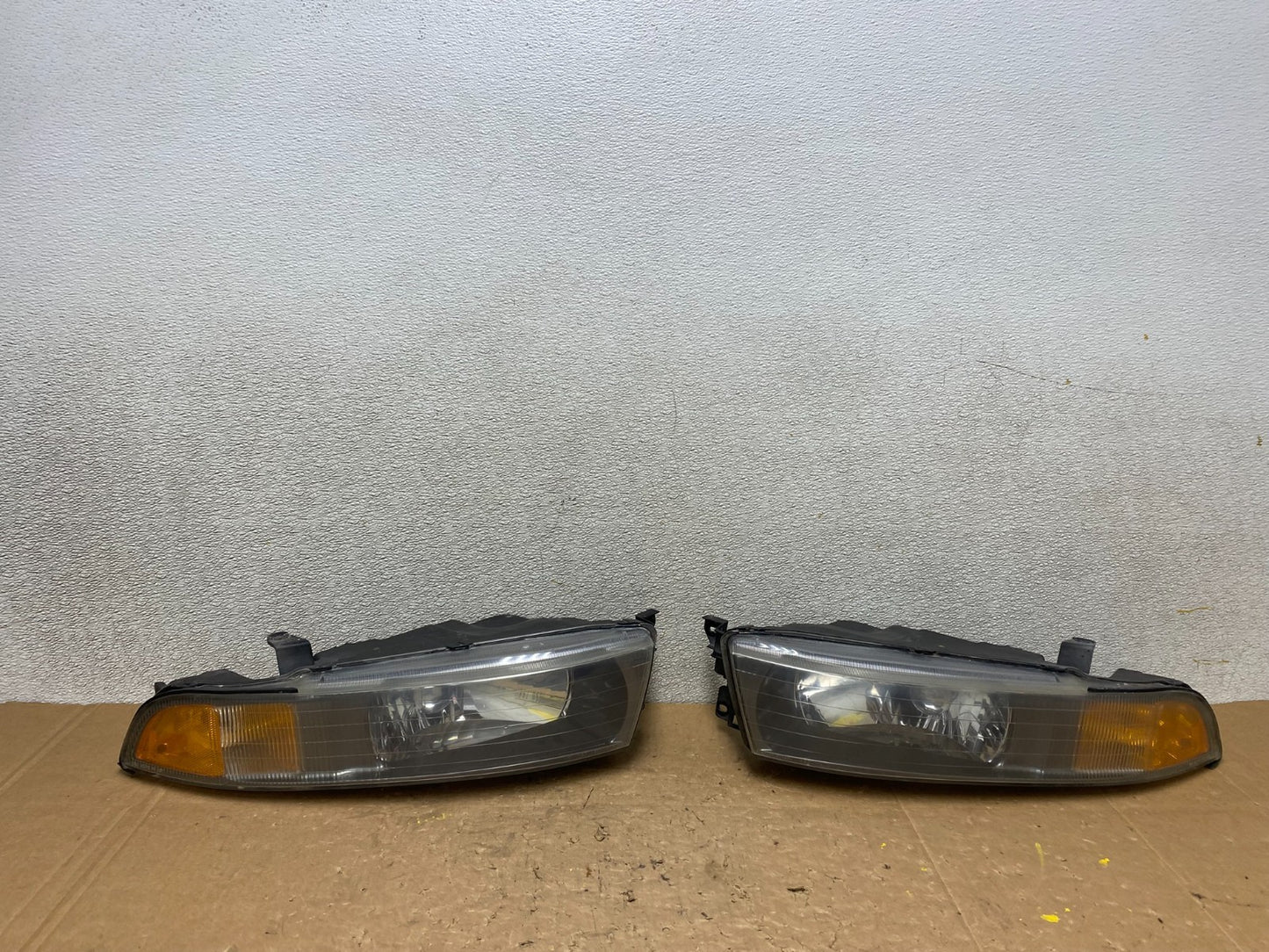 2002 to 2003 Mitsubishi Galant Left+Right Side Headlights V5990 DW0