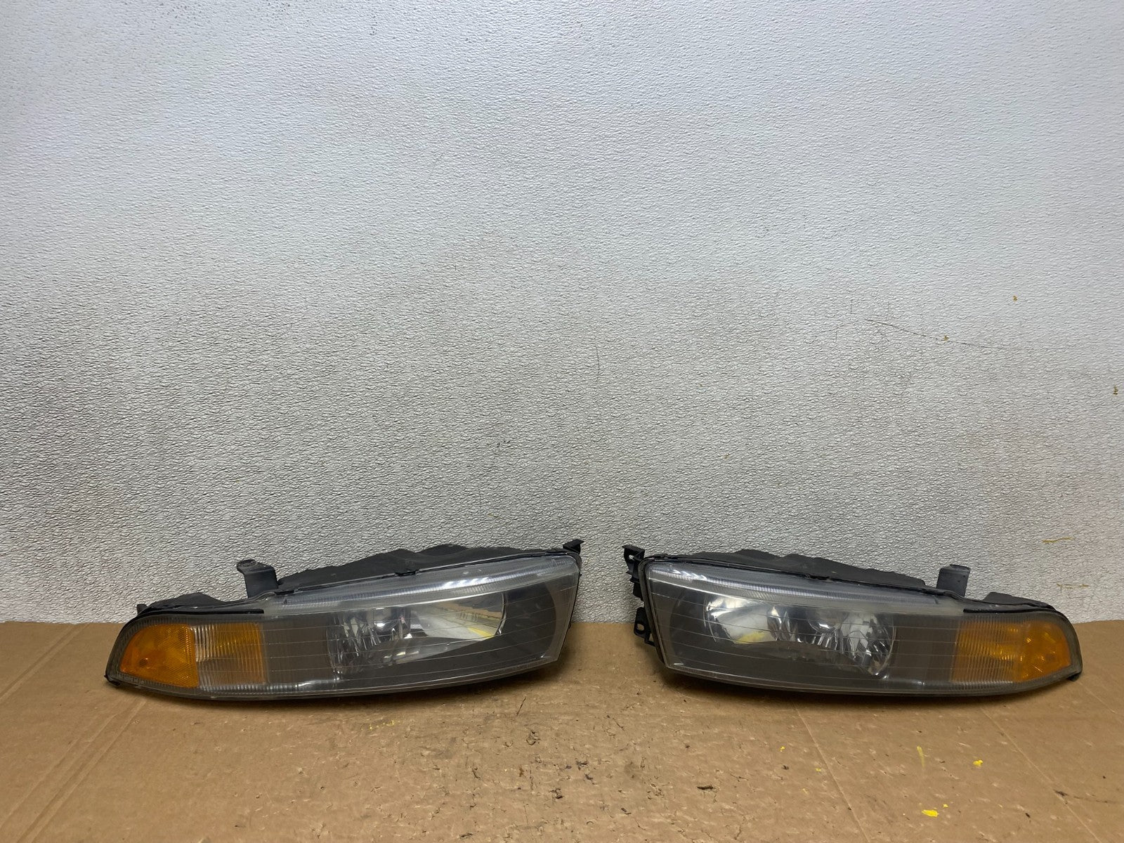 2002 to 2003 Mitsubishi Galant Left+Right Side Headlights V5990 DW0