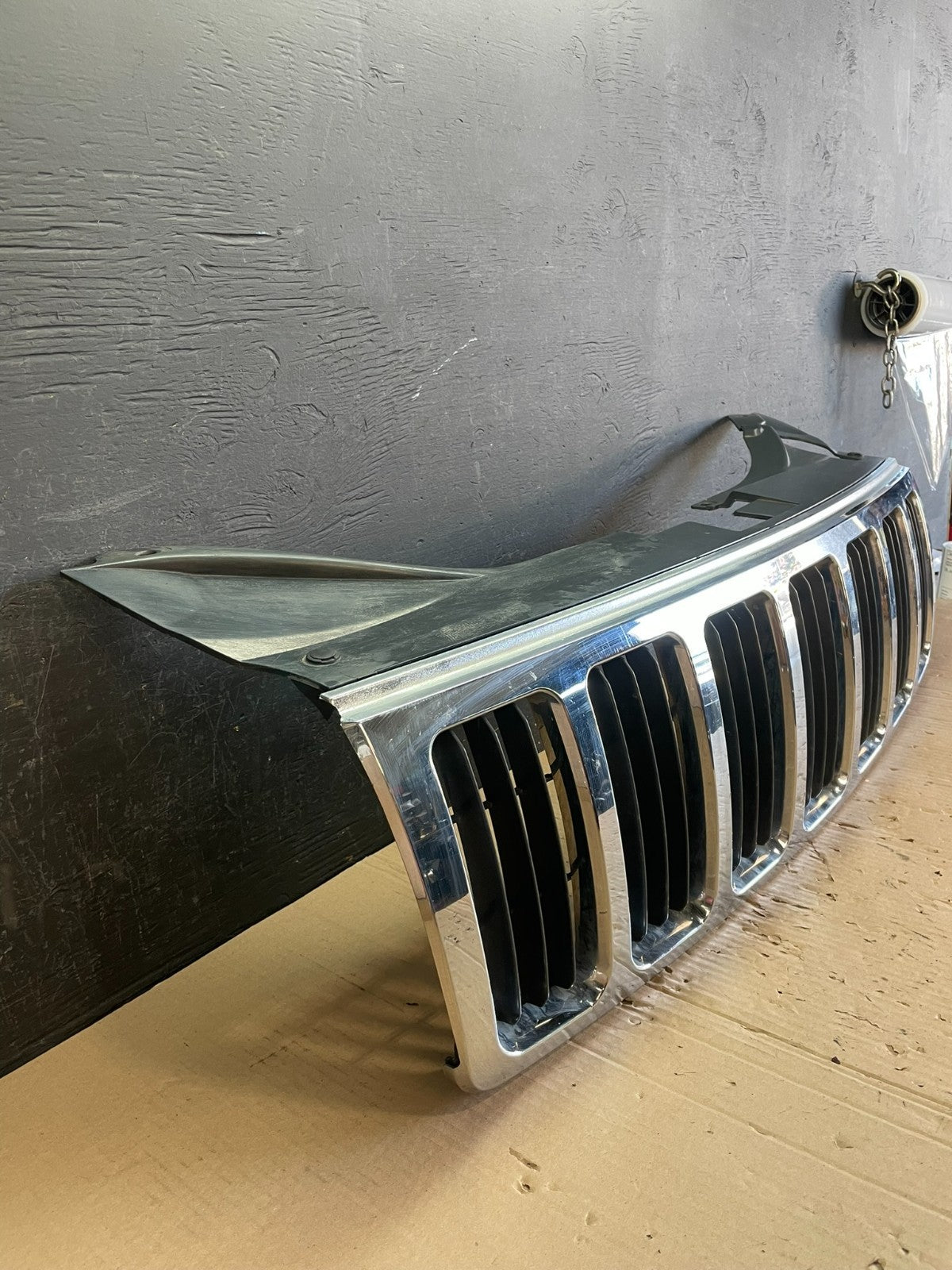 2005 to 2007 Jeep Grand Cherokee Front Upper Grill Grille Aftermarket AE0761 DG2