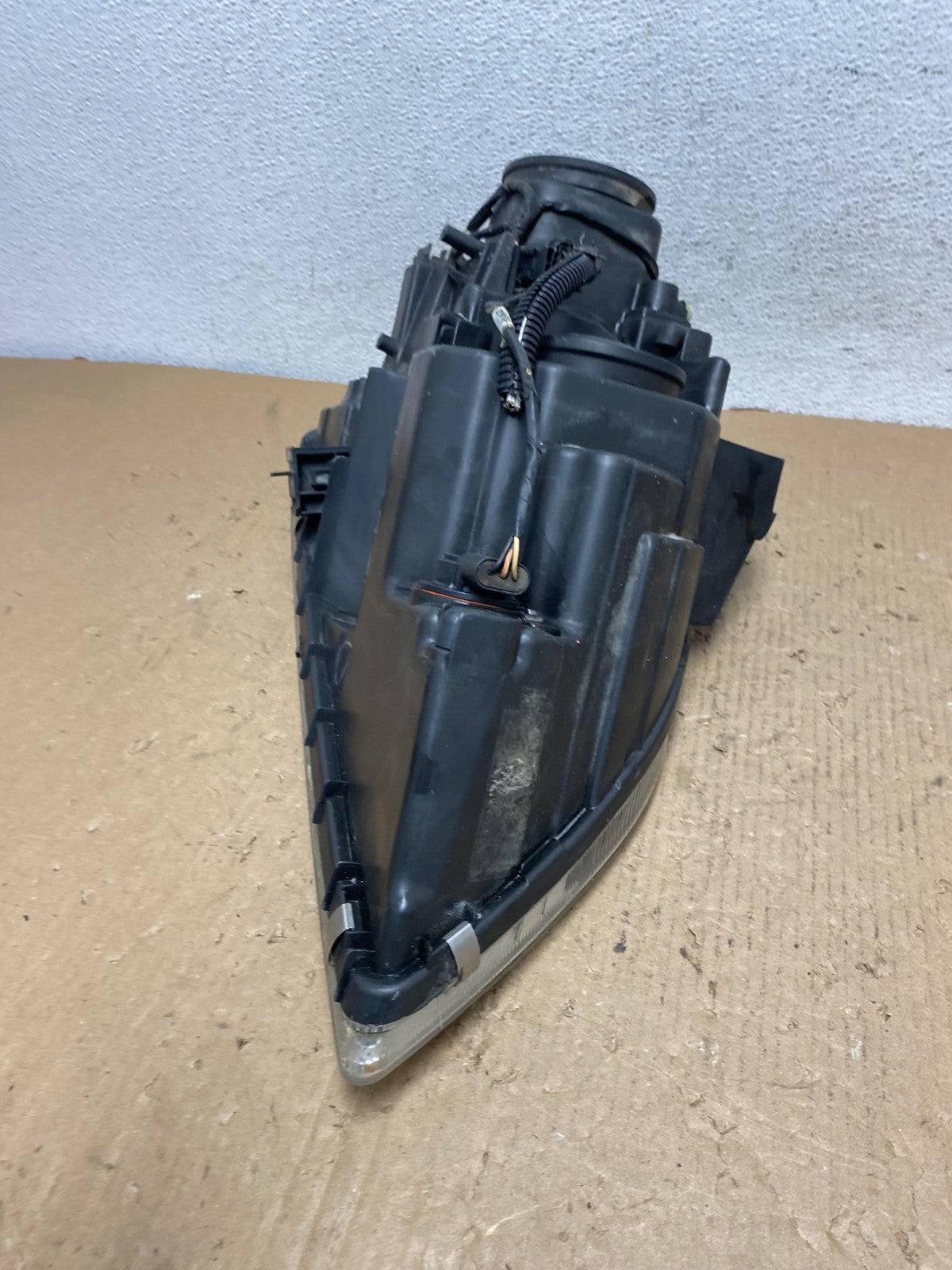 2004 to 2006 Chrysler Pacifica Headlight Left Driver LH Halogen AD8808 DW6