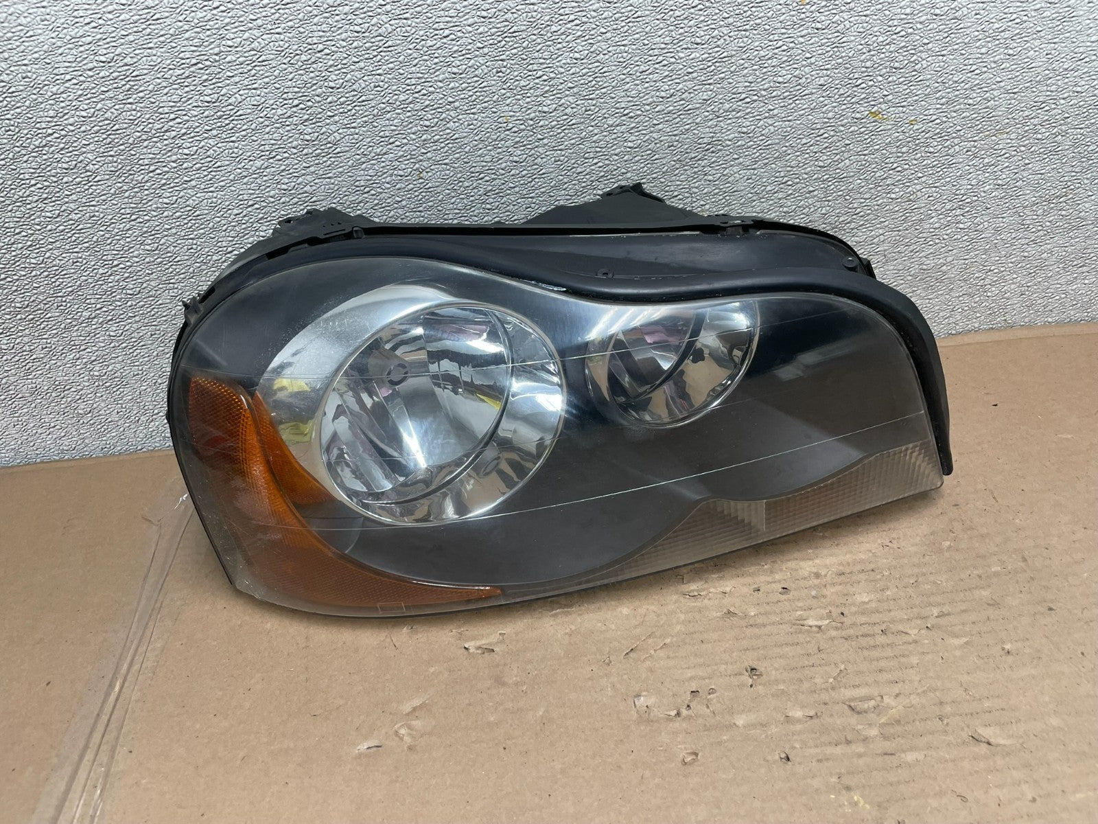 2003 to 2006 Volvo XC90 Right Passenger Rh Side Headlight Halogen AA9993 DW0