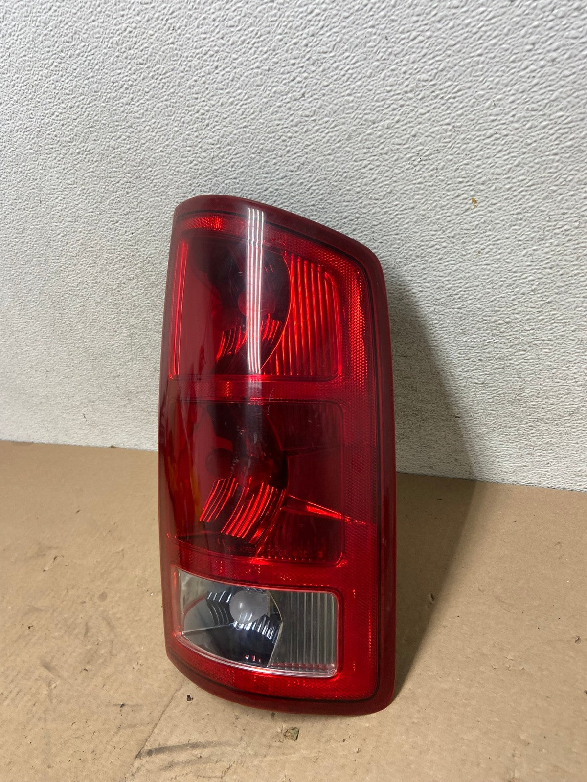 2002 to 2006 Dodge Ram 1500 Right passenger Rh side Tail Light AG4781 LK1