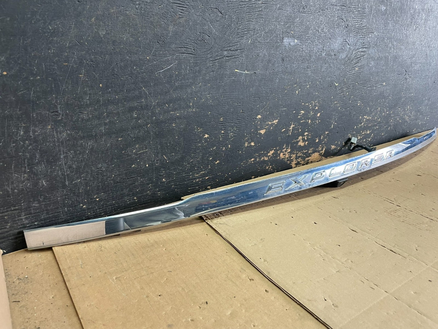 2011 to 2014 Ford Explorer Rear Tailgate Gate Trim Molding With Camera AA8900 DG2