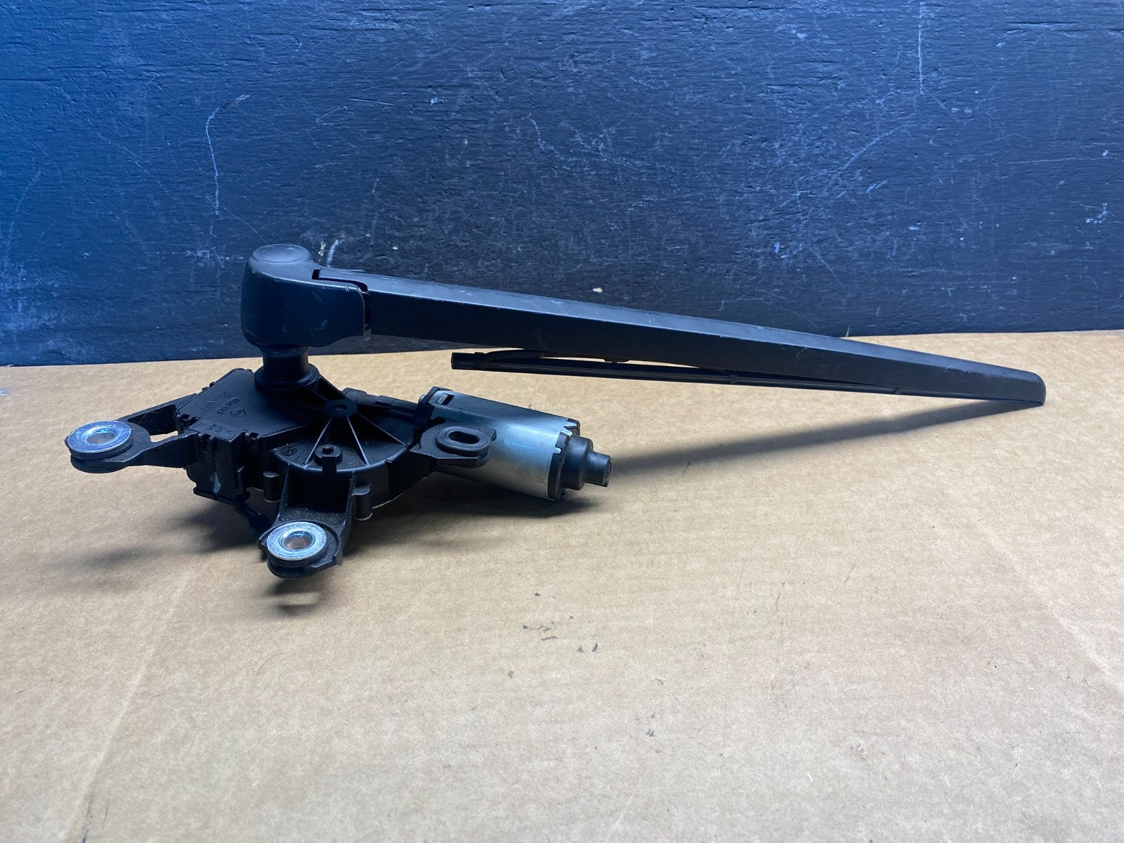 2007 to 2015 Audi Q7 Rear Windshield Washer Wiper Motor AD7470 DG1
