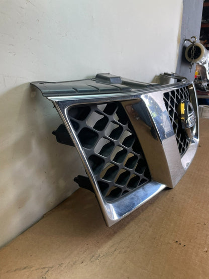 2005 2006 2007 Nissan Pathfinder Chrome Front Upper Grill Grille AF8746 DG2