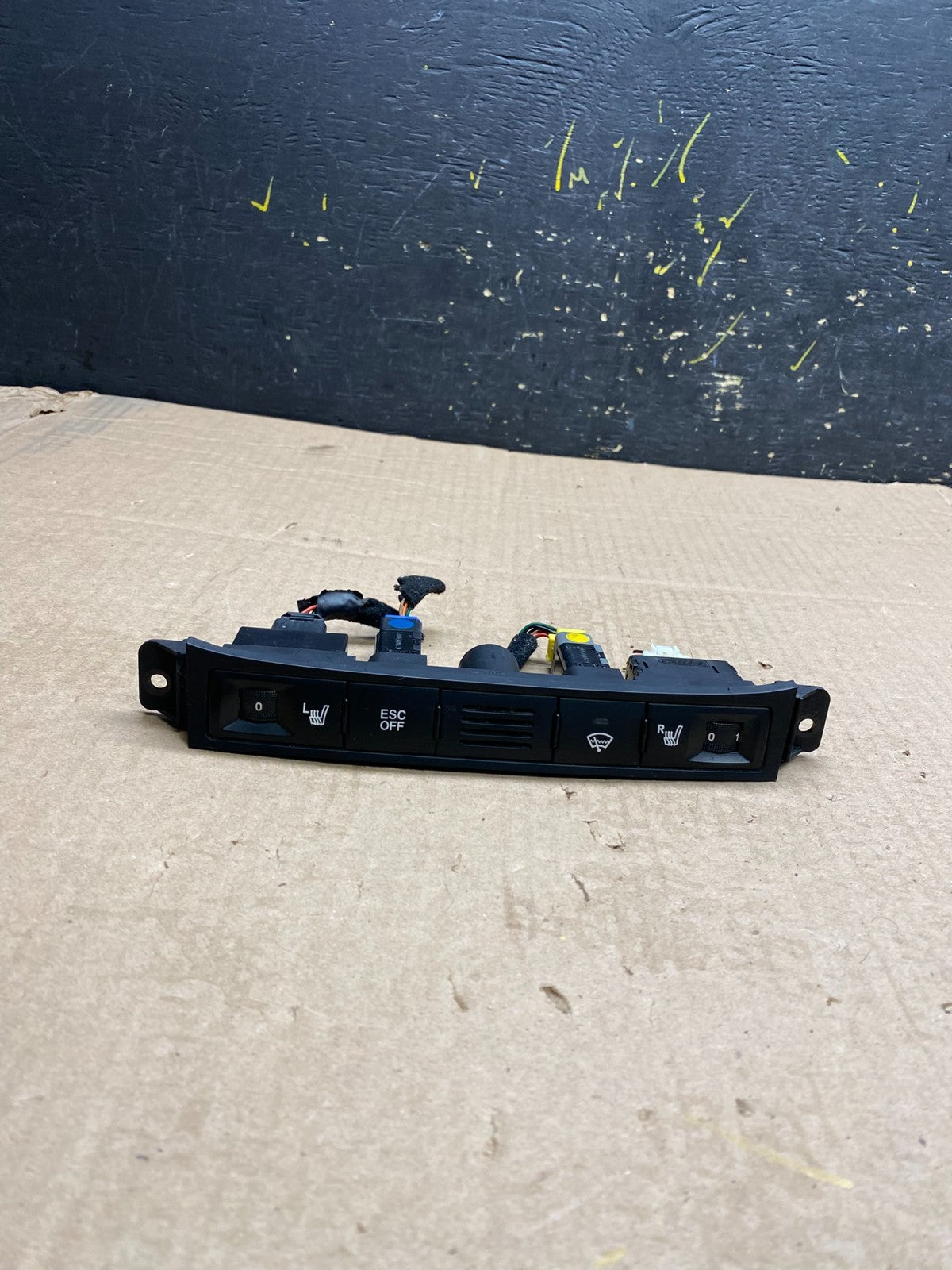 2006 - 2012 Kia Sedona Entourage Front Heated Seat Switch ESC OFF Y9932 DG0