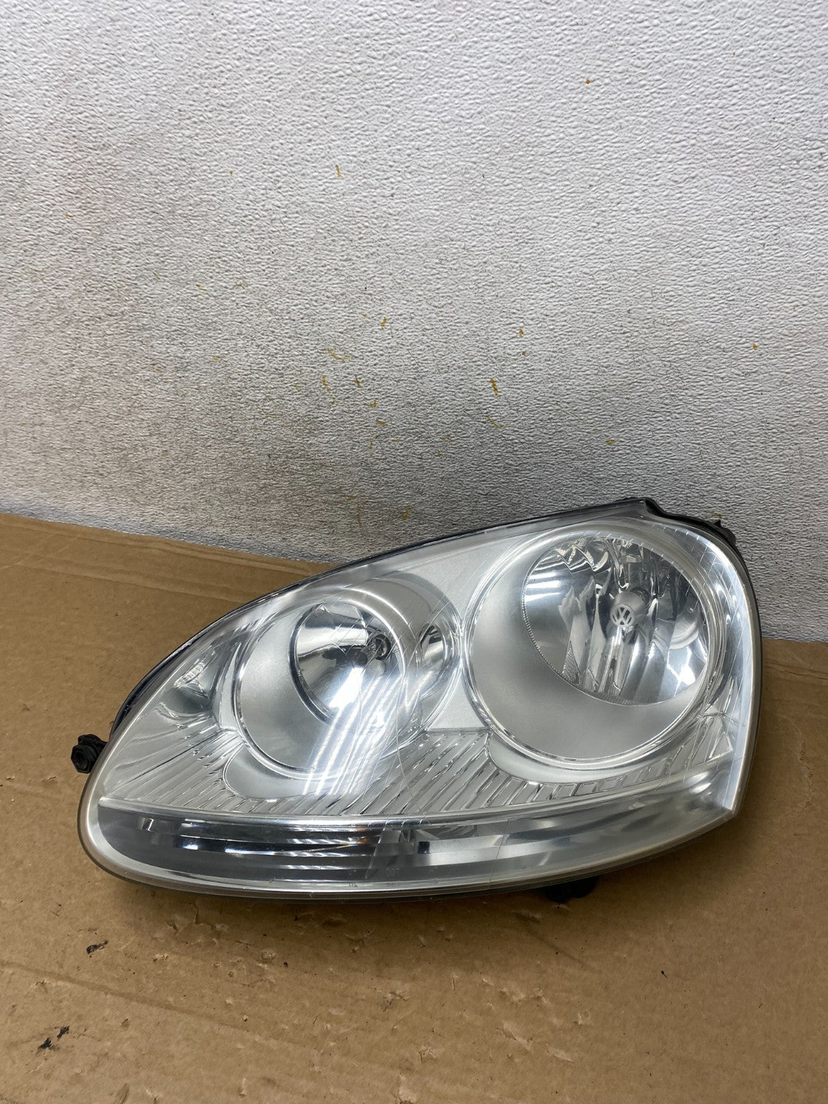 2005 to 2010 Volkswagen Jetta Left Driver LH Side Headlight Halogen AH8270 DW0