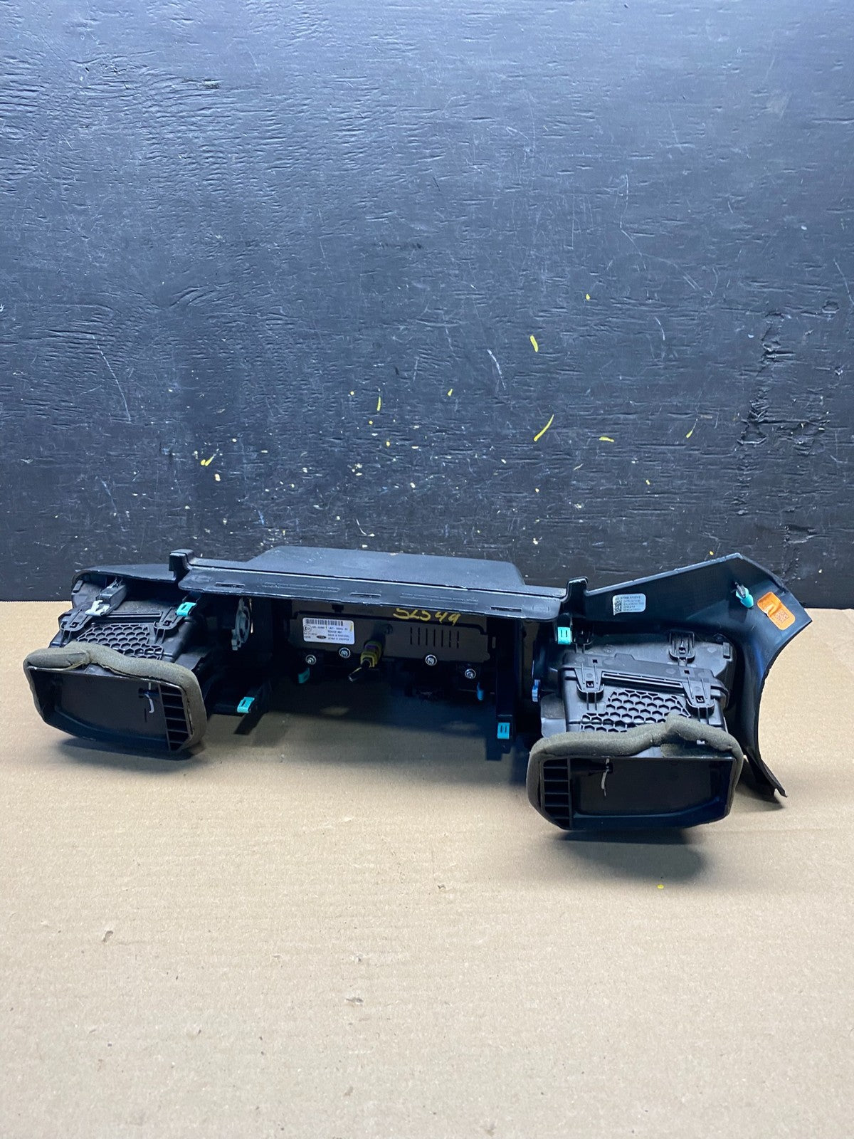 2020 to 2023 Ford Explorer Console Radio Display Screen Air Vents S2549 DG4