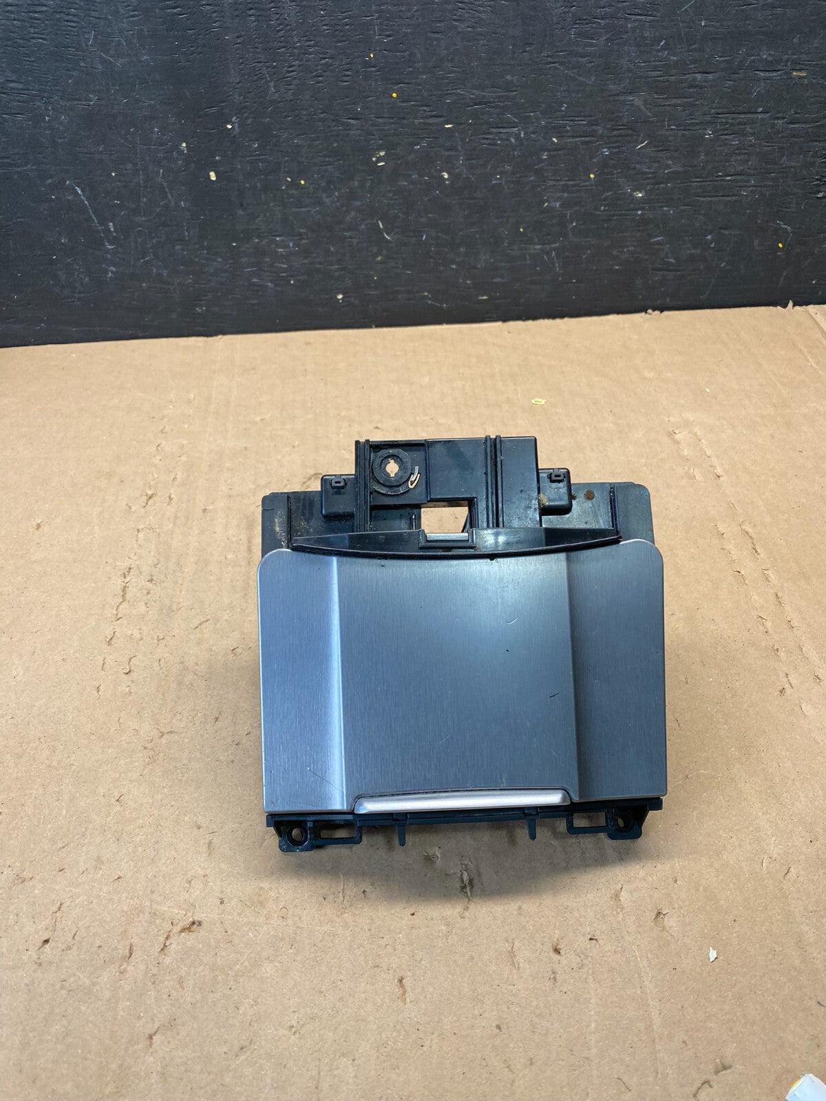 2011 2012 2013 Hyundai Equus Front Center Console Ash Tray M1580 DG0