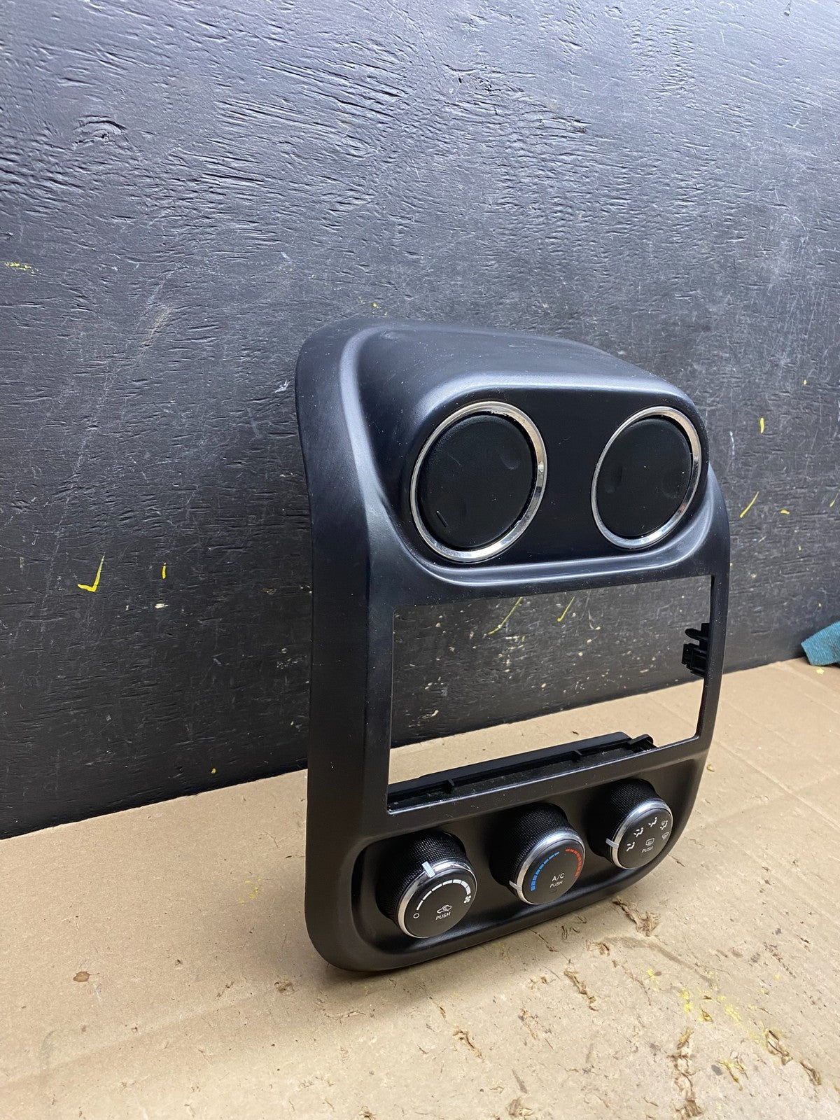 2011 to 2017 Jeep Compass Dash Climate Temperature Control Radio Bezel U5215 DG1