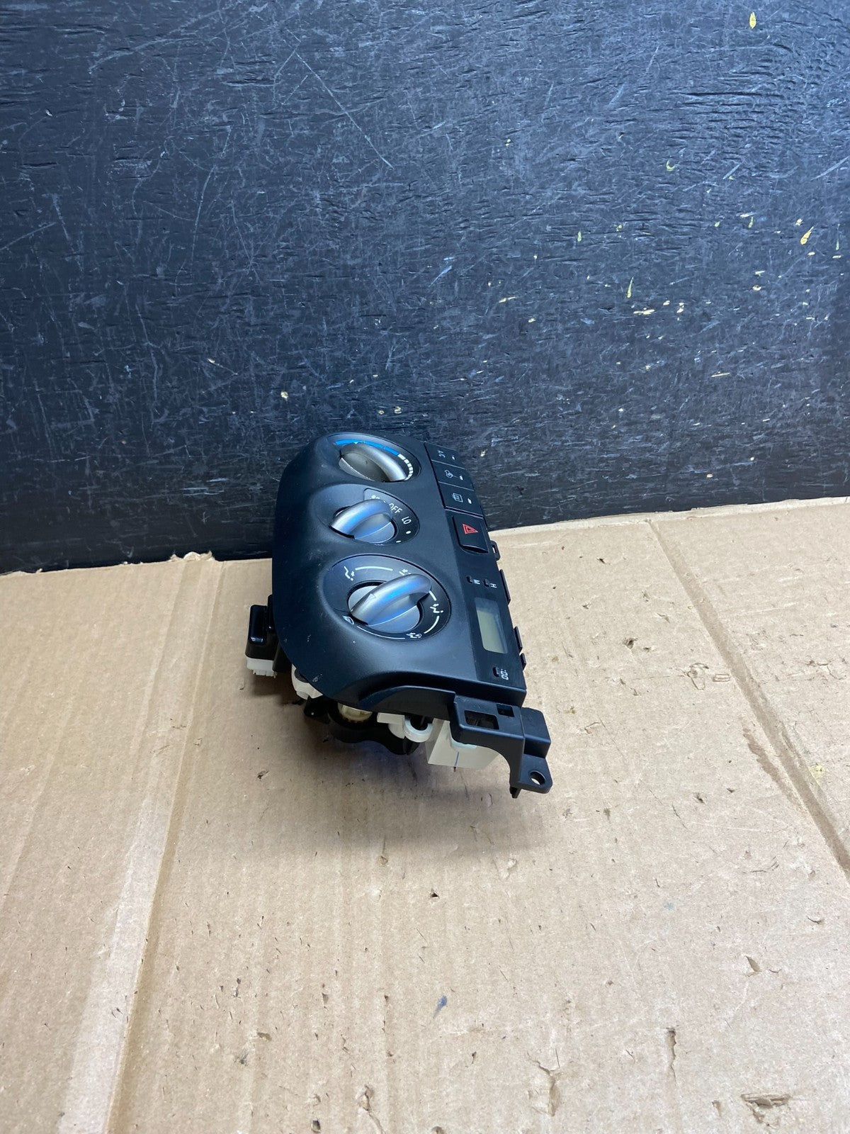 2004 - 2005 Toyota RAV4 A/C Heater Climate Control Unit Switch ai2693 DG2