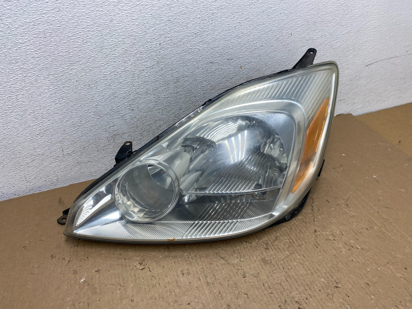 2004-2005 Toyota Sienna Left Driver LH Side Halogen Headlight AD8805 DW2