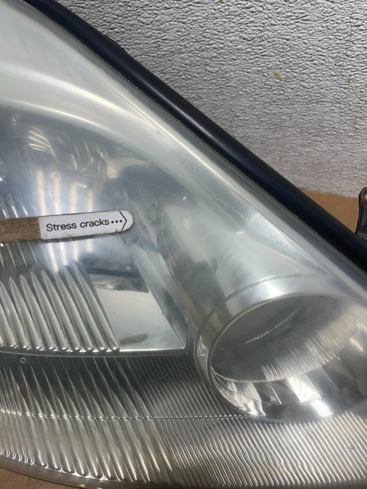 2004-2005 Toyota Sienna Driver Right Passenger Halogen Headlight OEM Q6742 DW7
