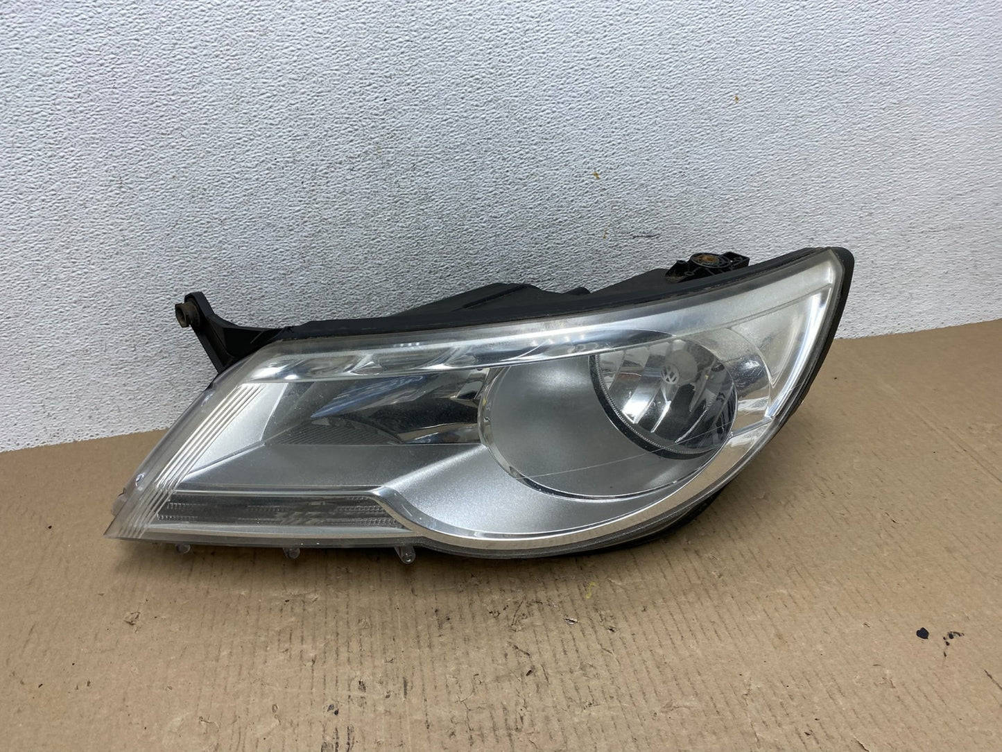 2009 to 2011 Volkswagen Tiguan Left Driver LH Halogen Headlight AF5880 DW0