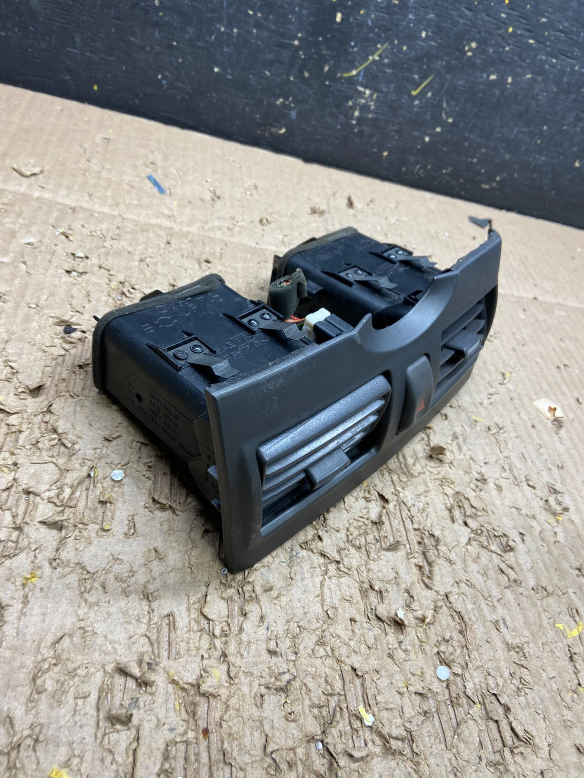 2000 2001 Infiniti I30 Center Dashboard Air Vent OEM v7731 DG2