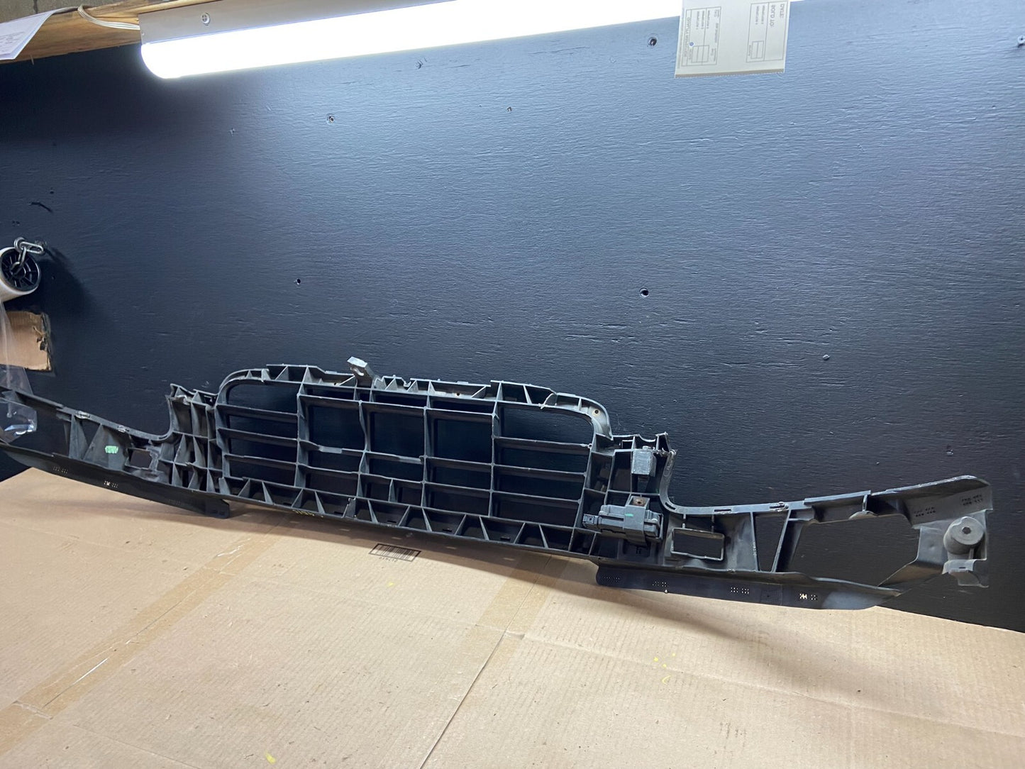 2009 2010 2011 Audi A6 Front Bumper Grille Bracket Retainer C9515 DG16