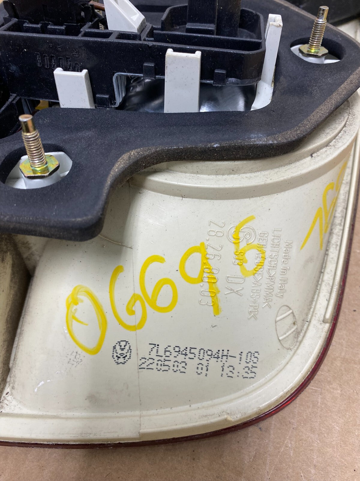 2004-2007 Volkswagen Touareg Right Passenger Rh Side Inner Tail Light Oem O66967