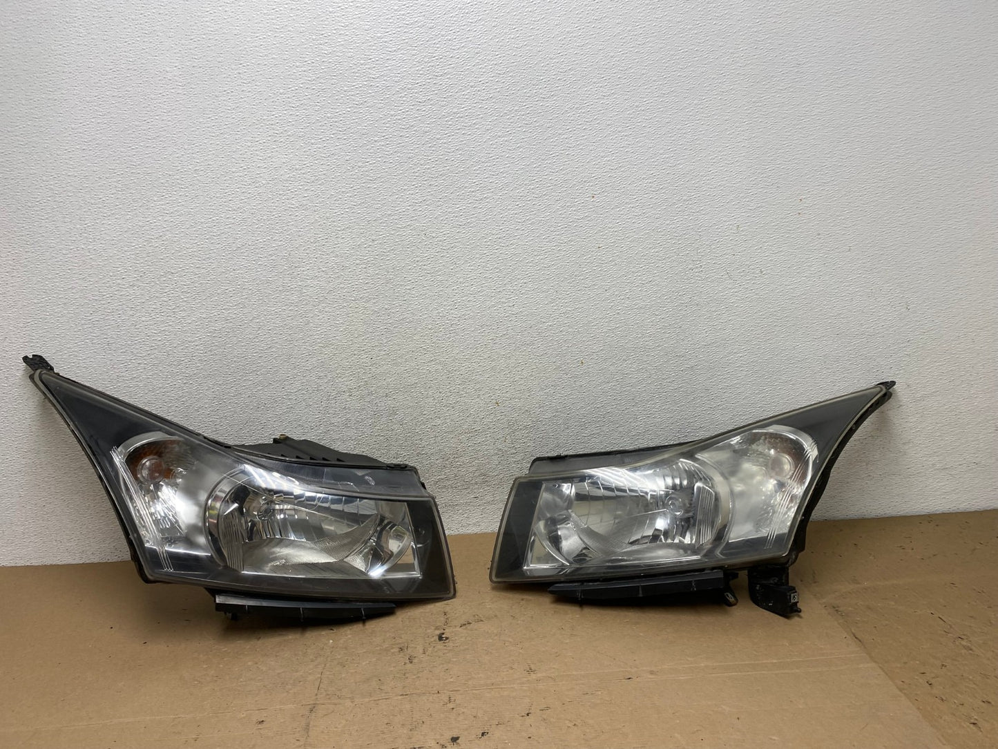 2011 to 2015 Chevrolet Cruze Halogen Left+Right Set Headlights AF4630 LK0