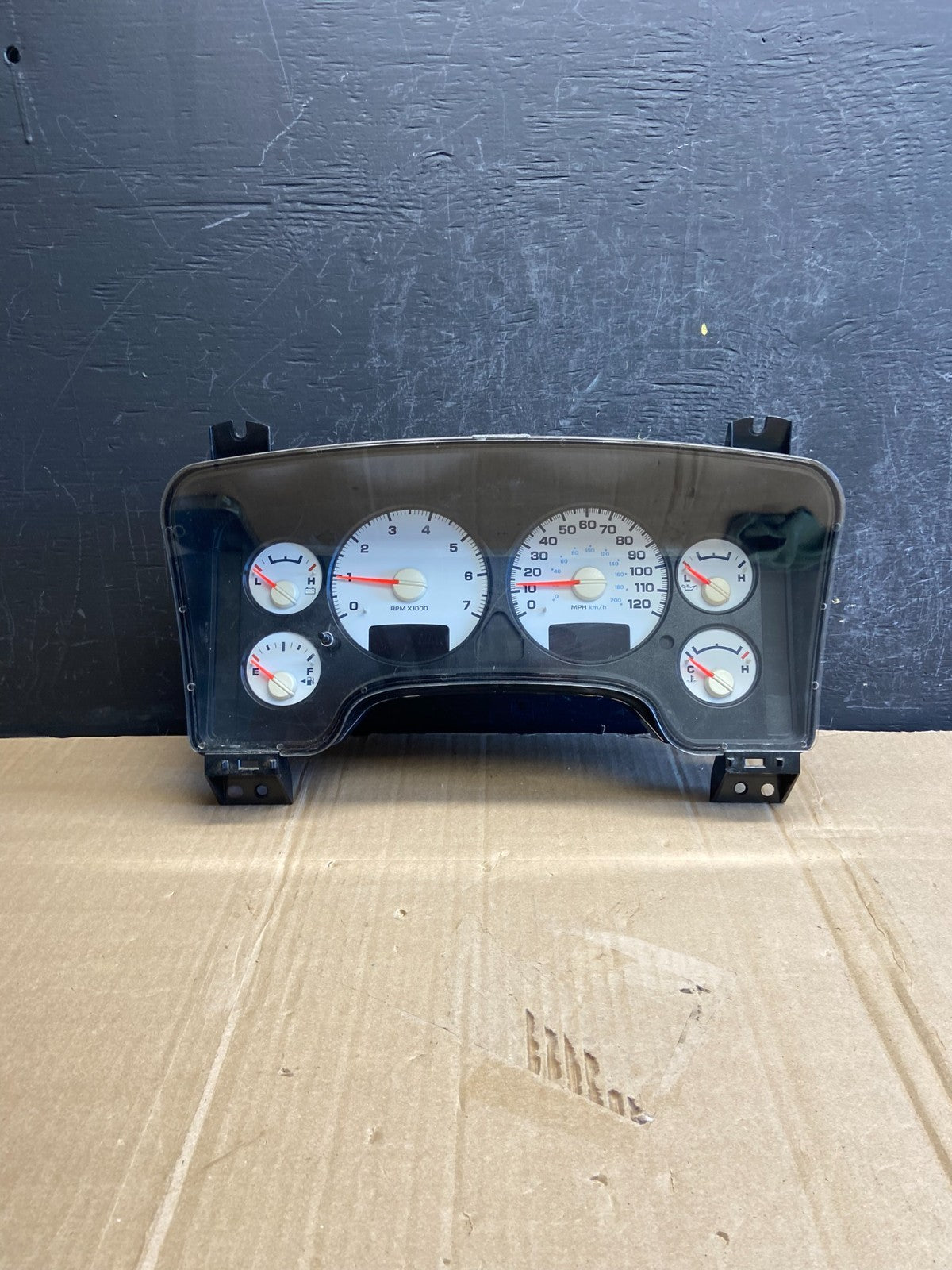 2004 - 2005 Dodge Ram 1500 Instrument Speedometer Gauge Cluster AD7070 DG0