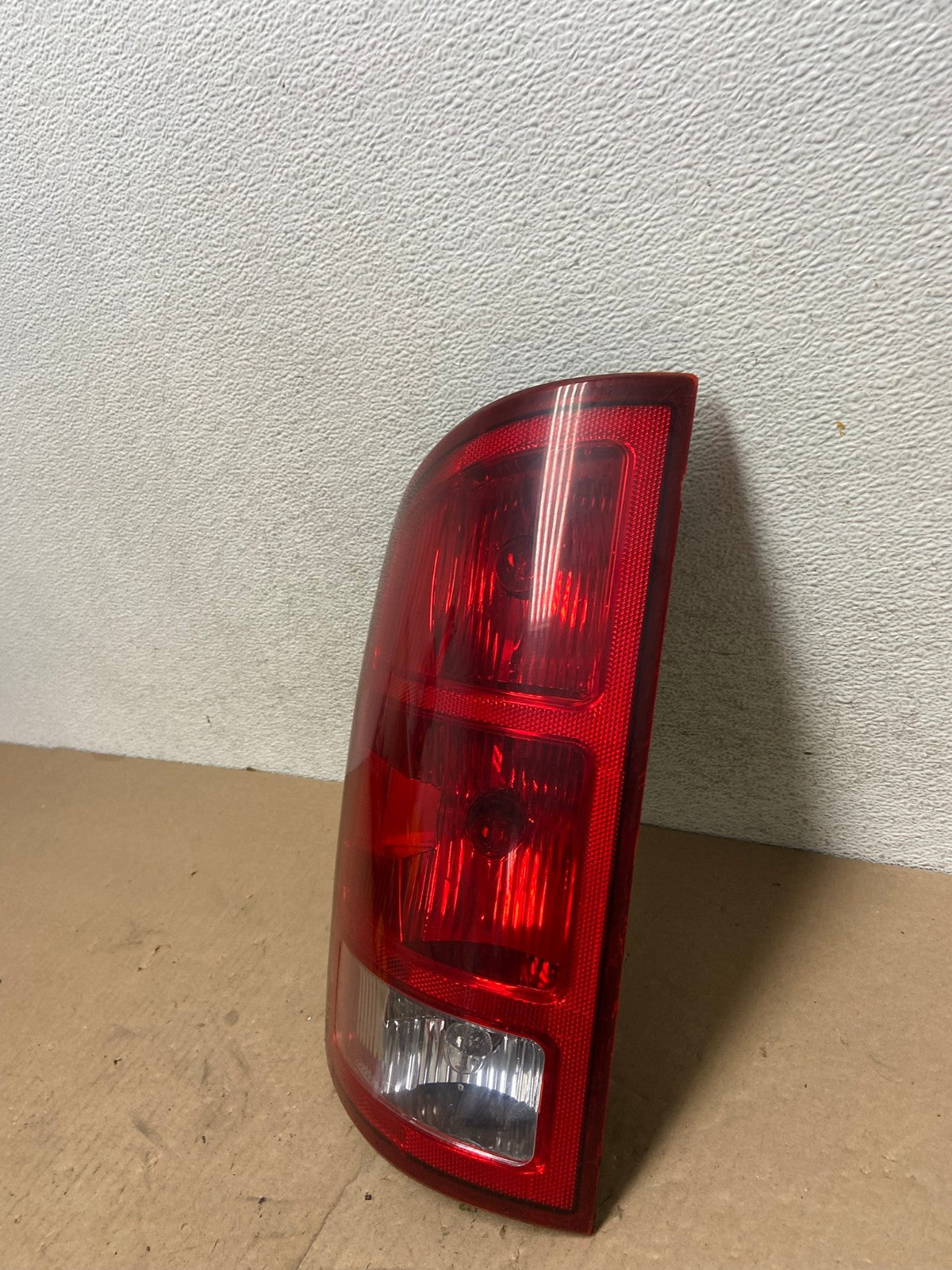 2002 to 2006 Dodge Ram 1500 Left Driver side Tail Light AG4784 LK1