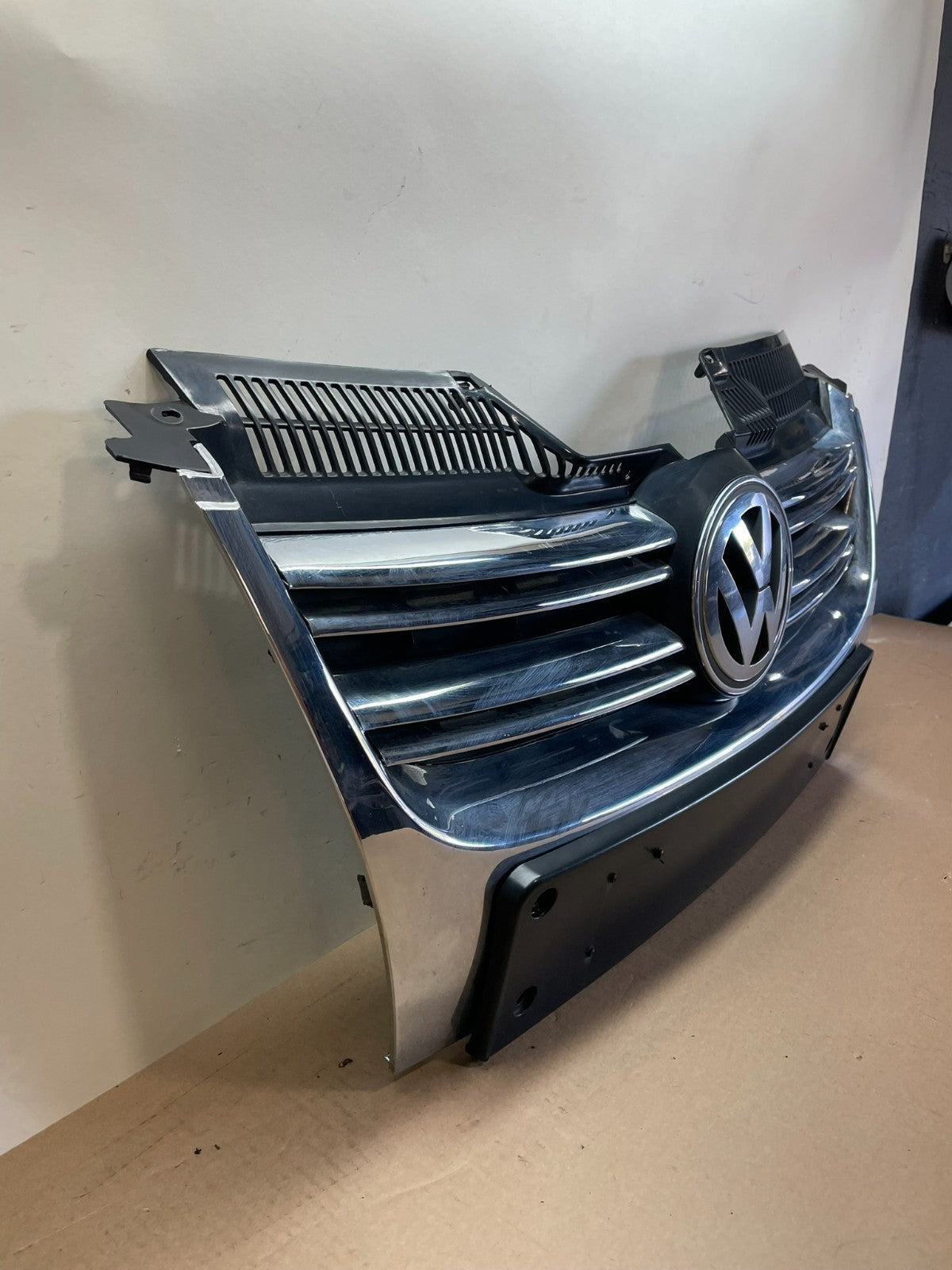 2005-2010 Volkswagen Jetta Front Upper Grille Grill Chrome AI3919 DG2