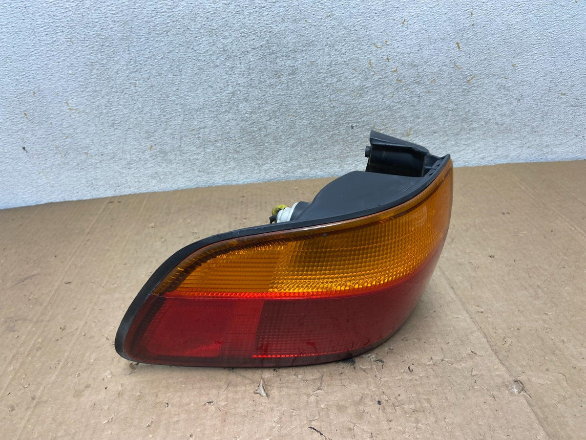 1998 1999 2000 Toyota Sienna Left Driver Tail light AI9346 LK2