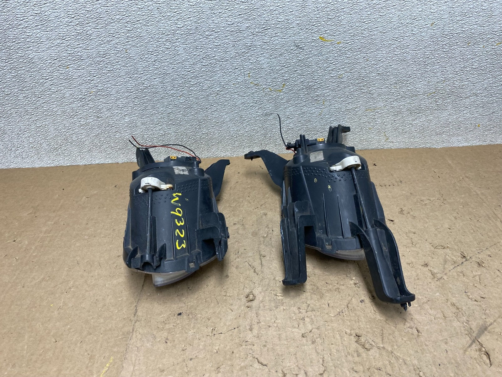2014 to 2016 Kia Cadenza Front Left+Right Set Fog Light EM W9323 DG14