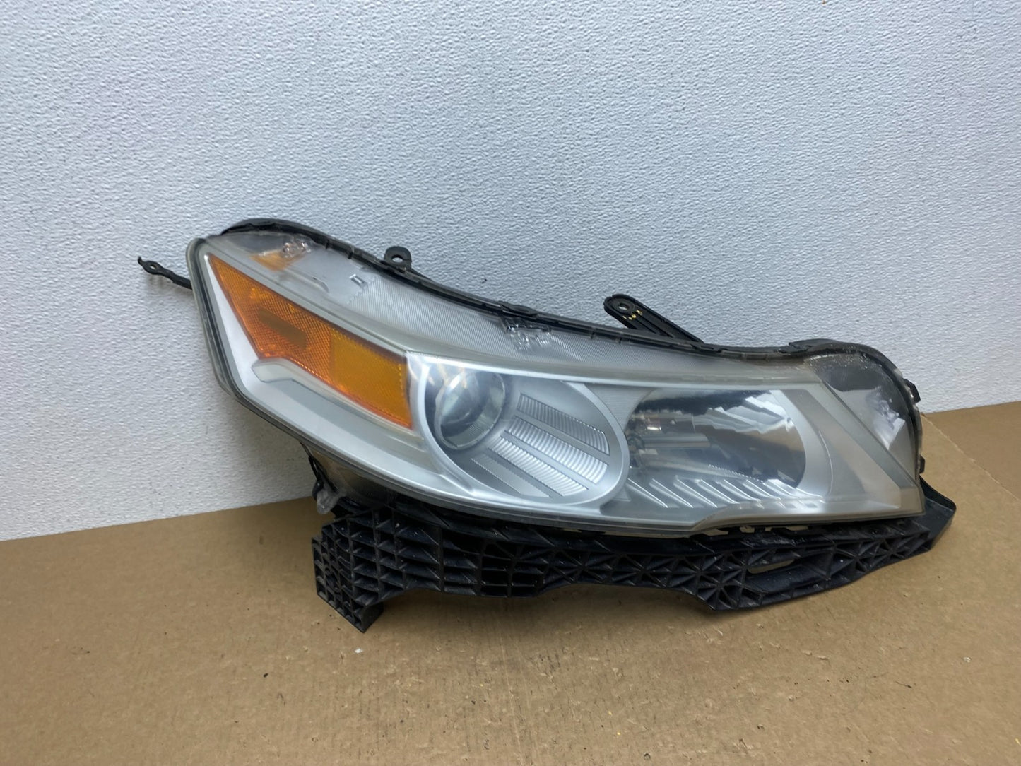 2009 to 2011 Acura TL Headlight Right Passenger Side Xenon HID AC1306 DW0