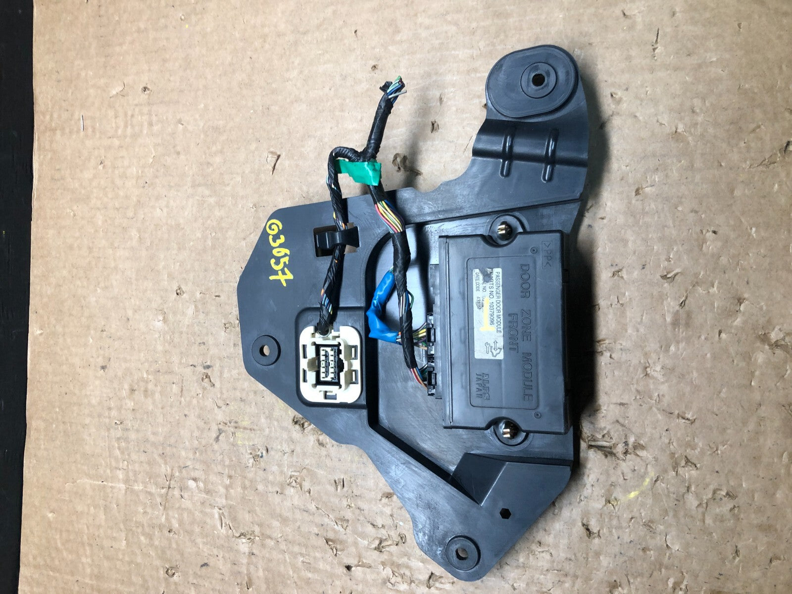 2005 - 2011 Cadillac STS Front Right Passenger Door Control Module Bracket G36570
