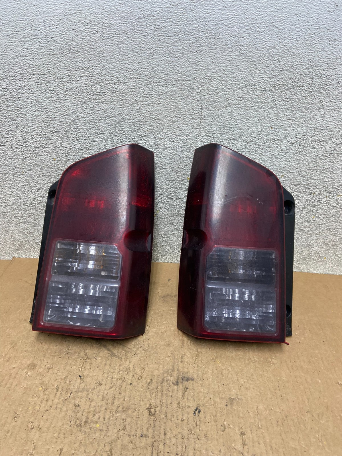 2005 to 2012 Nissan Pathfinder Tail lights Left+Right Side Z9389 DW0