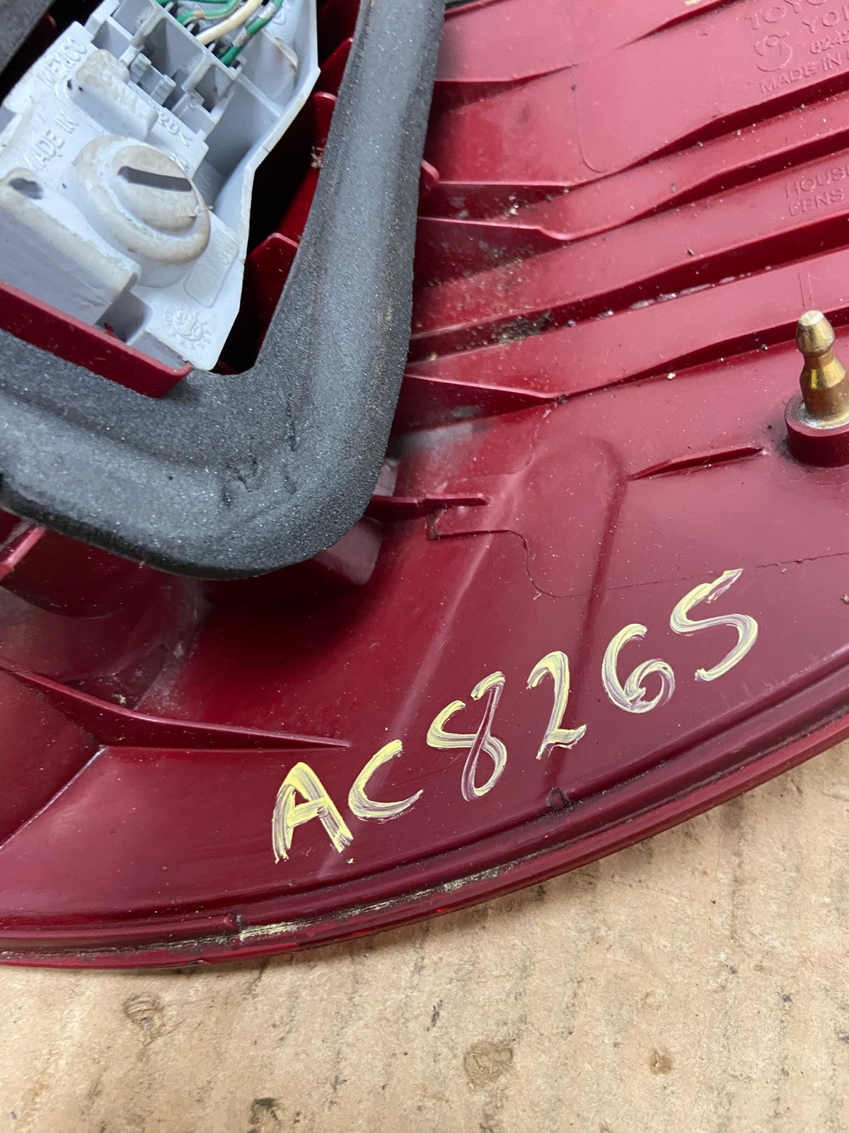 2004 to 2005 Toyota Sienna Left Driver LH Side Tail Light AC8265 LK7