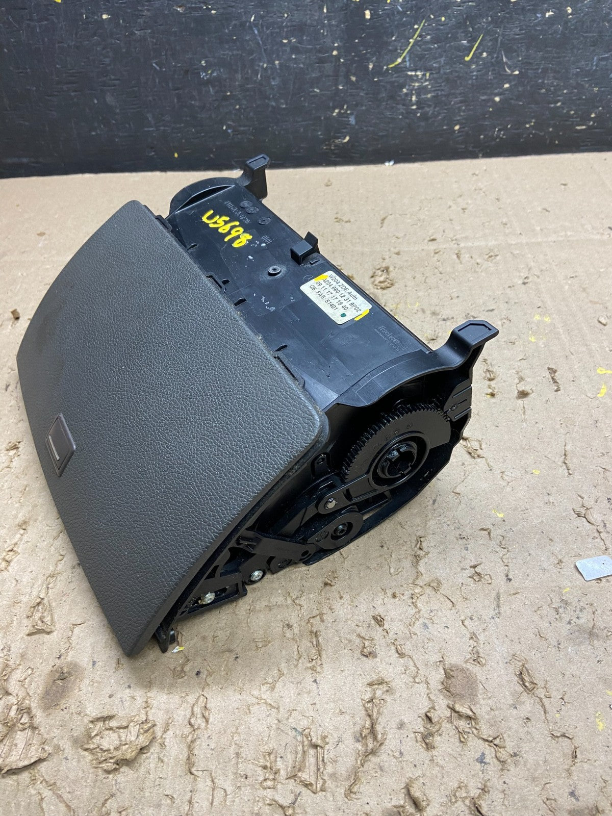 2008-2011 Mercedes W204 C300 Navigation Display Screen Monitor w/Cover U5698 DG3