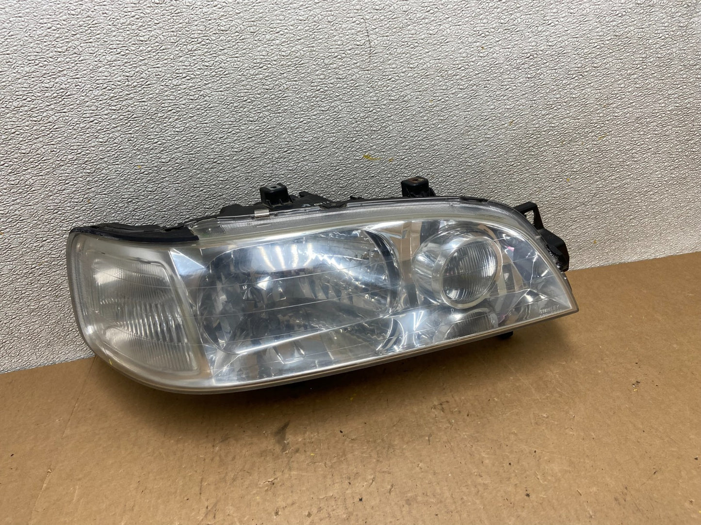 1995 to 1997 Acura TL Driver Side Right Passenger Side Headlight Z69390