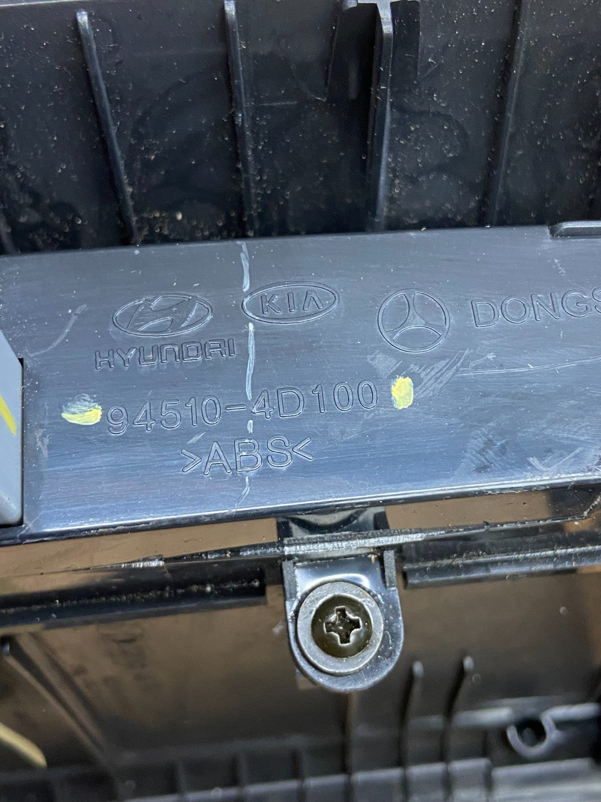 2006-2012 Hyundai Entourage Sedona Center Radio Clock Bezel Air Vent AG8596 DG4
