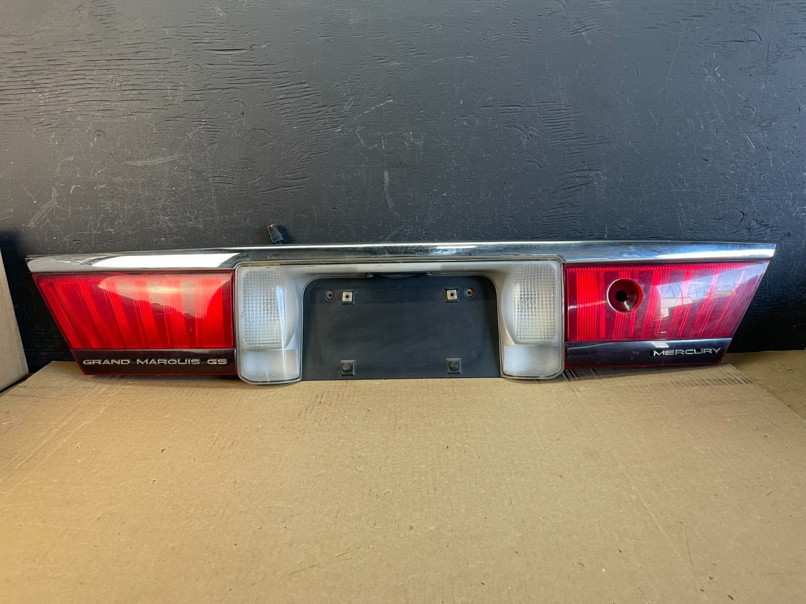 1998 to 2002 Mercury Grand Marquis Trunk Lid Center Tail Light AD0133 DG0
