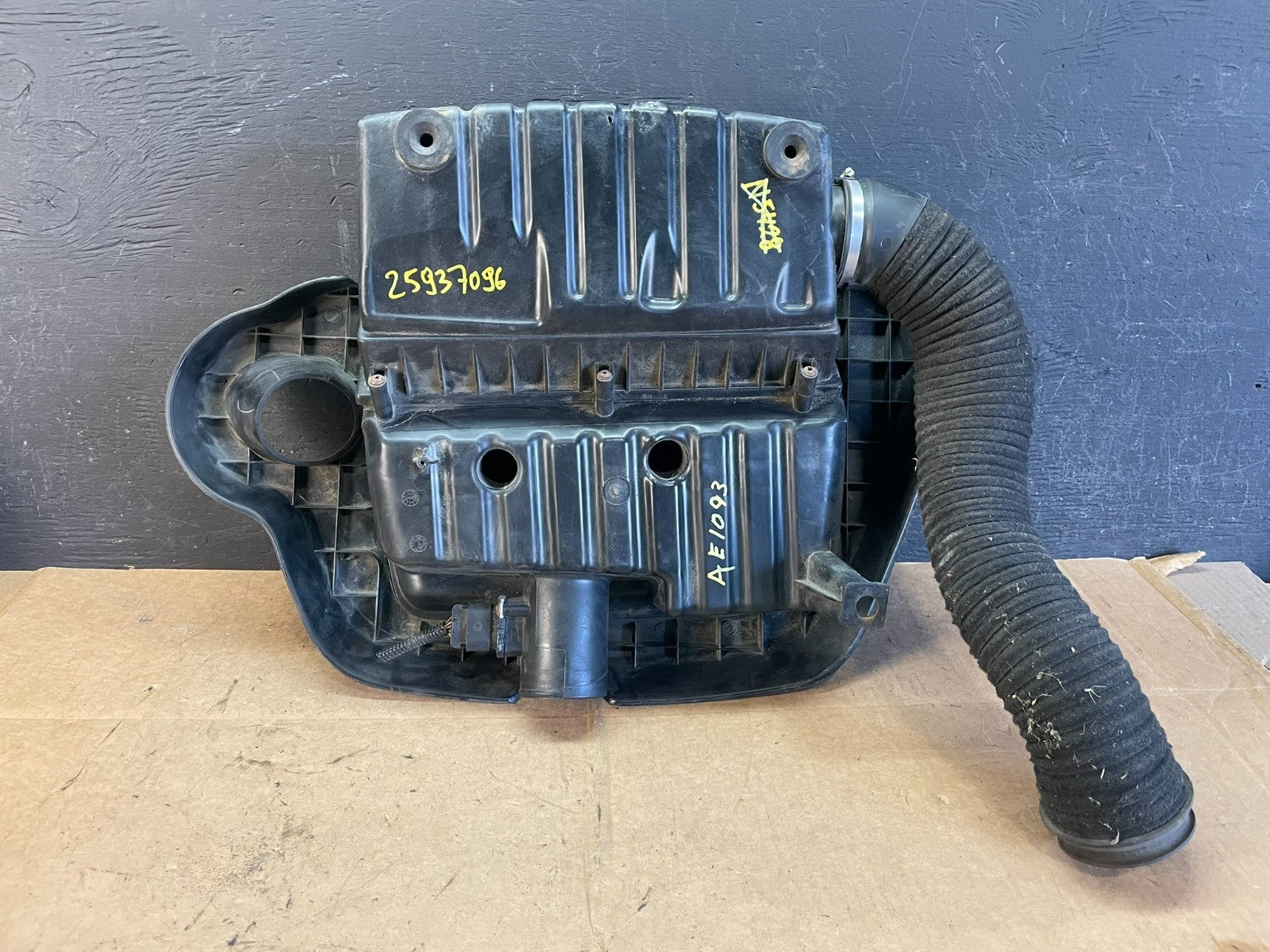 2006 to 2011 Chevrolet HHR Engine Motor Cover Shield AE1093 DG6