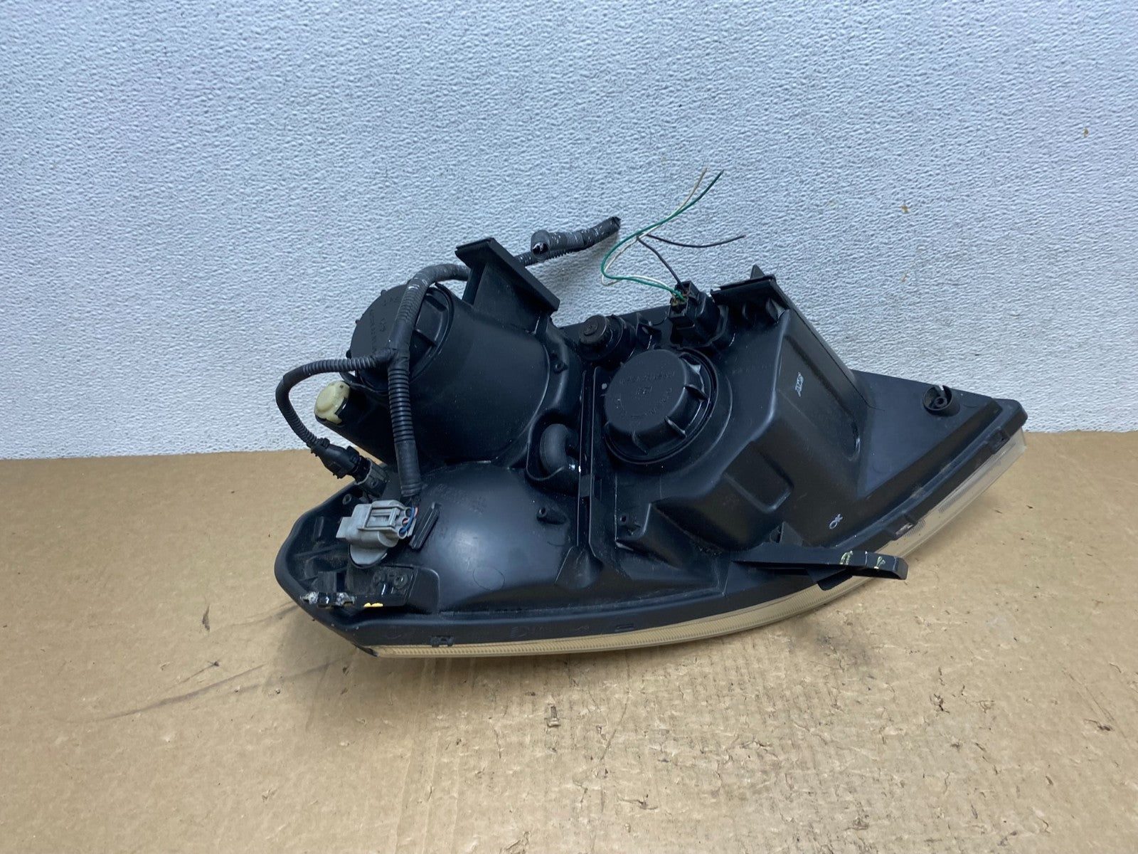 2008-2012 Kia Sedona Right Passenger RH Side Headlight Halogen AG1176 DW7