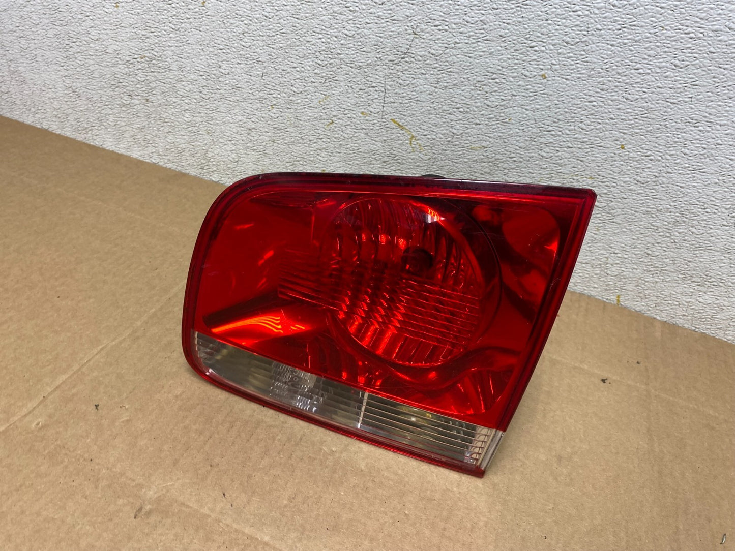 2004-2007 Volkswagen Touareg Right Passenger Rh Side Inner Tail Light Oem O66961