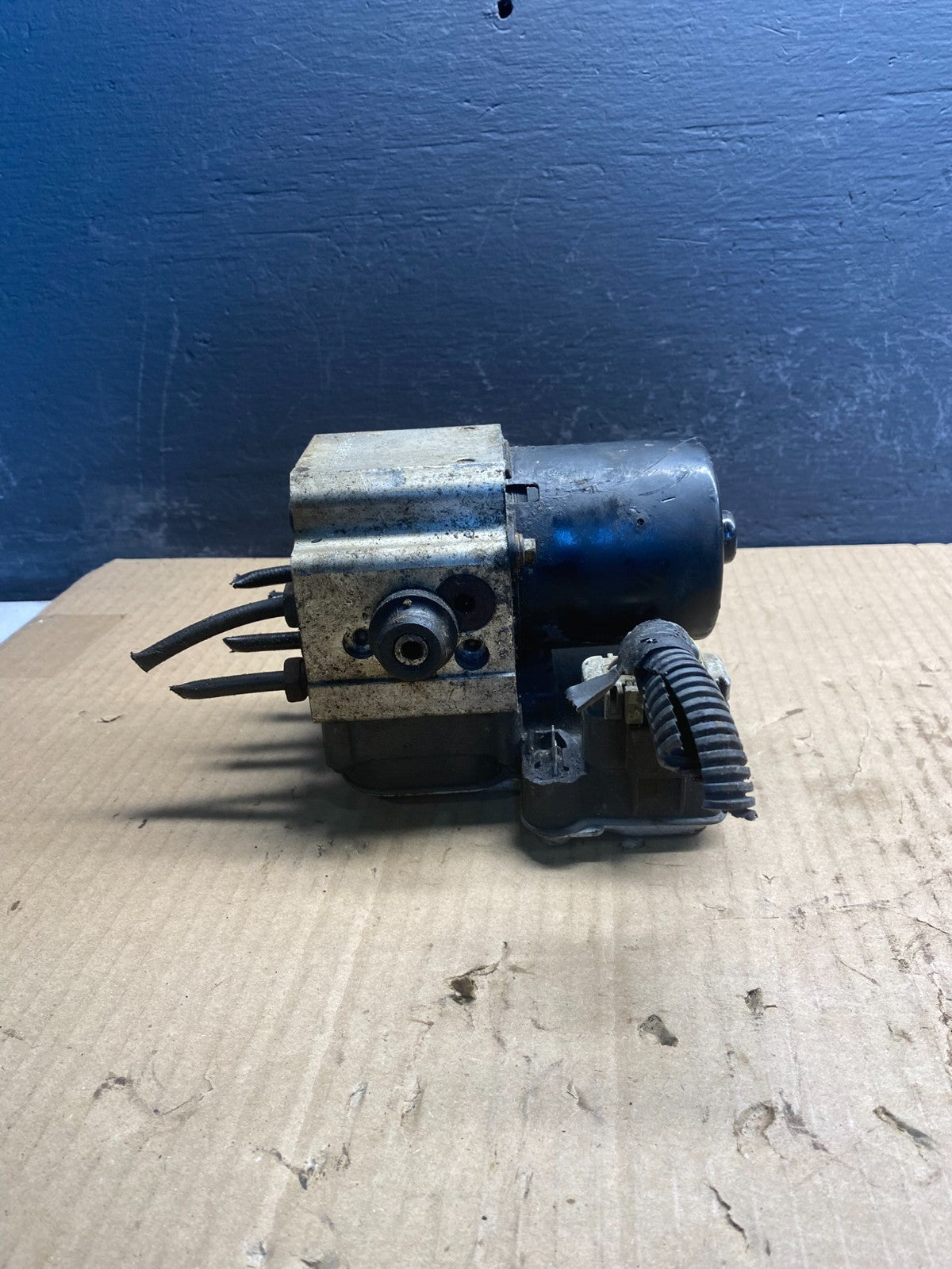 2004-07 GMC Savana Express ABS Brake Pump Control OEM 13567149 AC0925 DG4