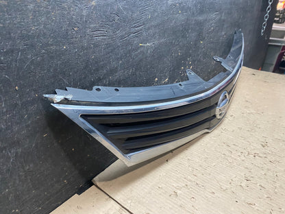 2010 to 2012 Nissan Versa Hatchback Front Upper Grill Grille Oem  X9379 DG2