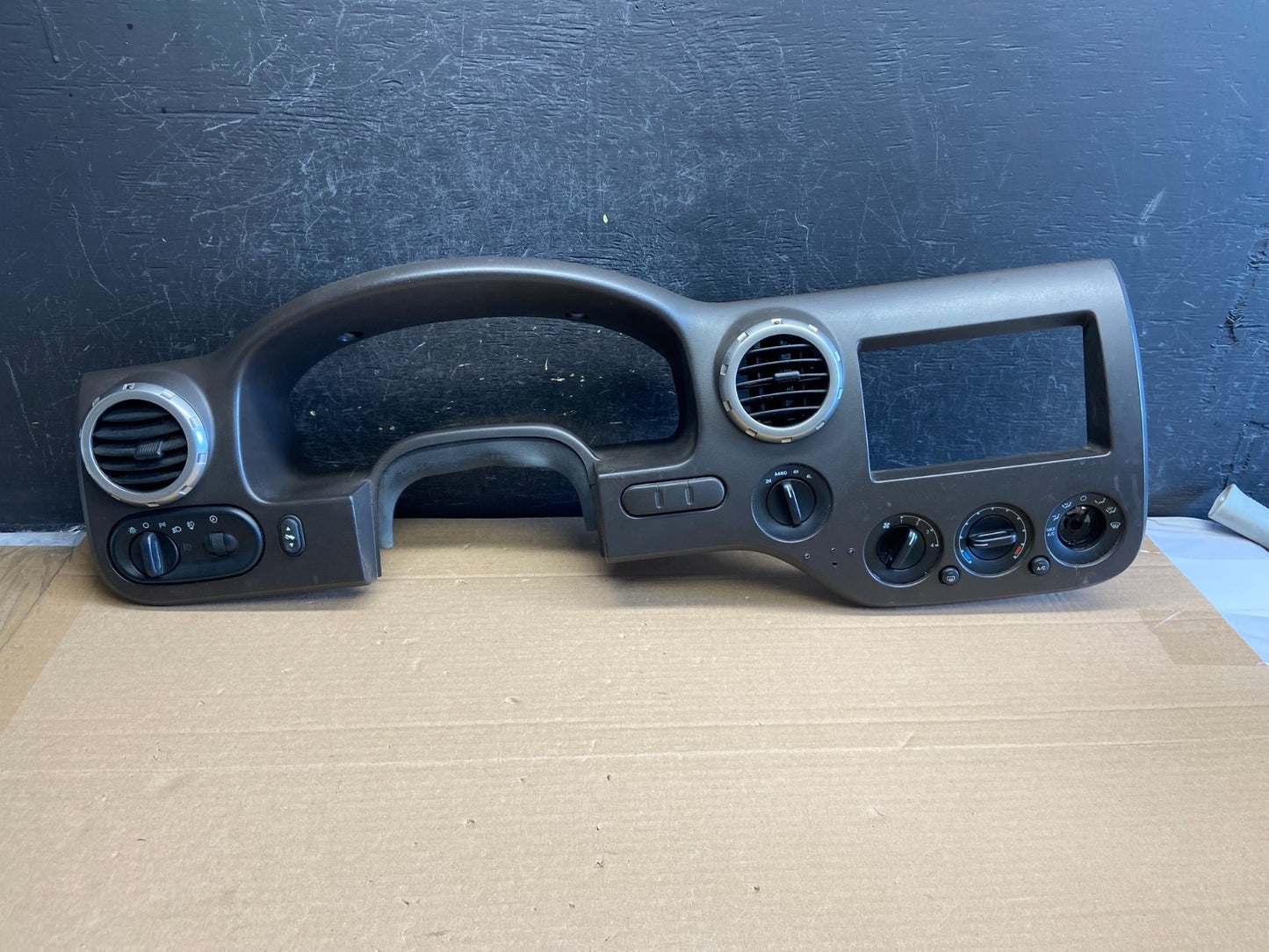 2003 - 2006 Ford Expedition Dashboard Speedometer Radio Bezel Air Vent AG5072 DG0
