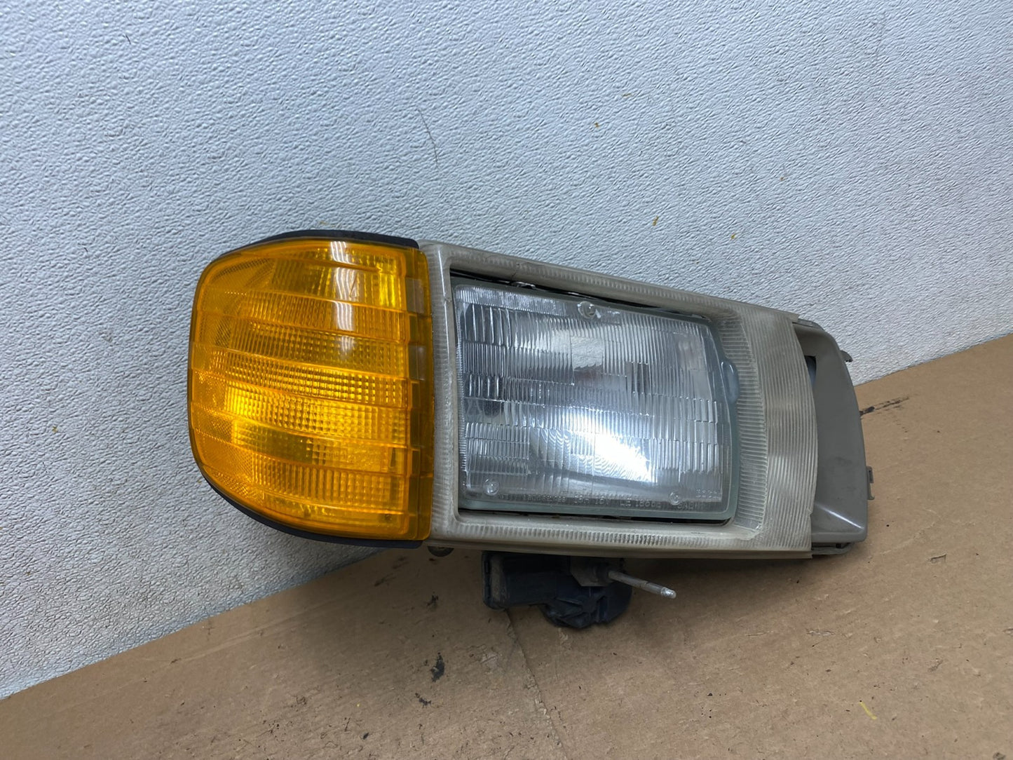 1986 to 1991 Mercedes-benz W126 Right RH Side Halogen Headlight P9981 DW0