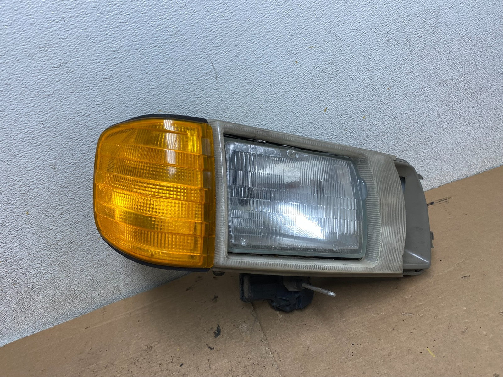1986 to 1991 Mercedes-benz W126 Right RH Side Halogen Headlight P9981 DW0