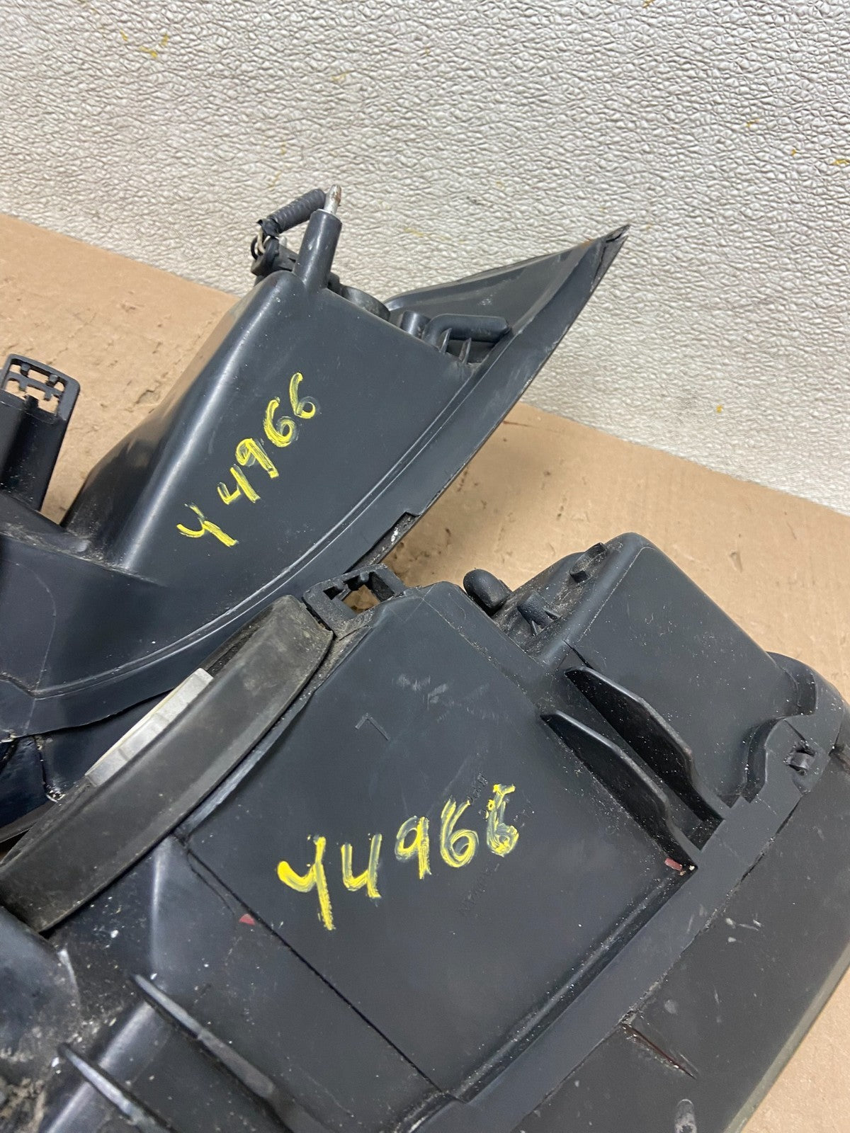1999 to 2004 Ford Mustang Left+Right Set Side Black Headlights Y4966 DW12
