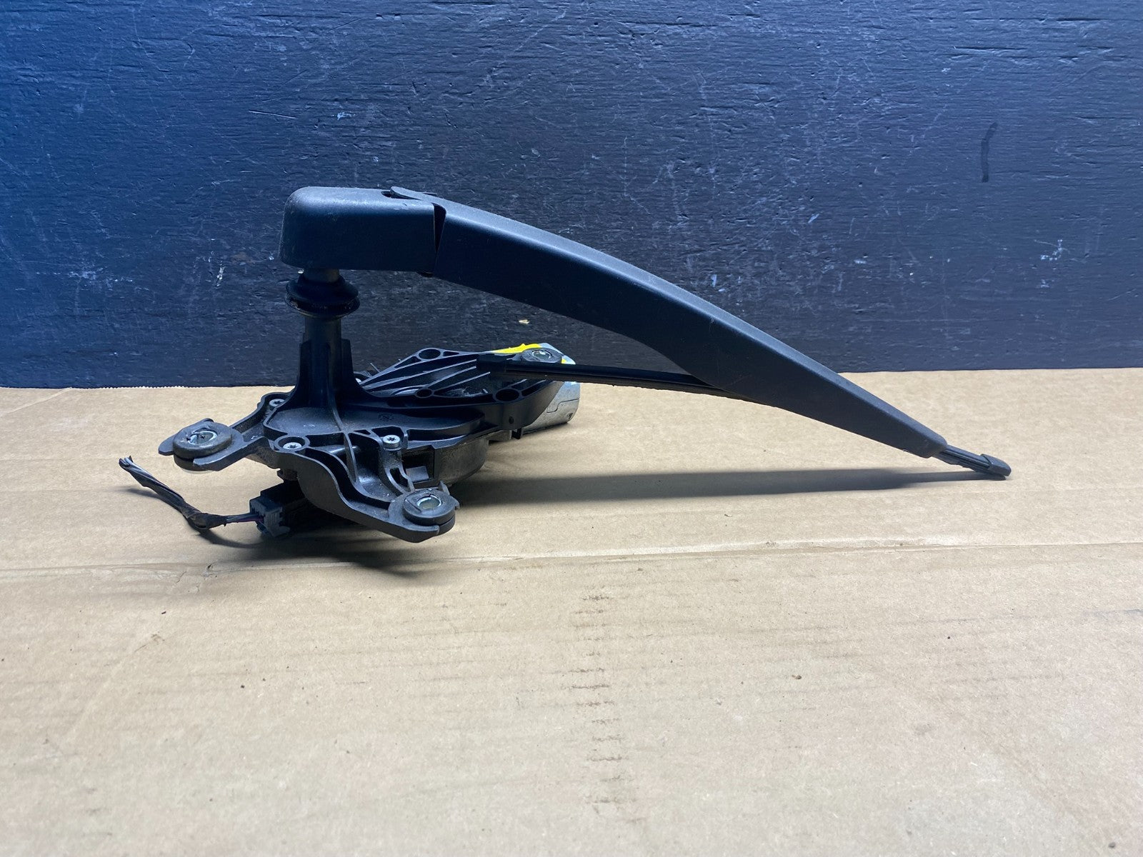 2011 to 2019 Ford Explorer Rear Windshield Wiper Motor ad3525 DG1