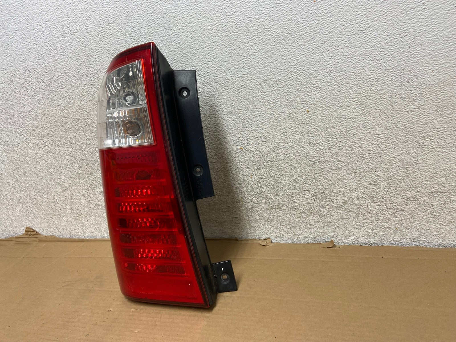 2007 to 2010 Kia Sedona Left Driver LH Side Tail Light AG9175 LK2