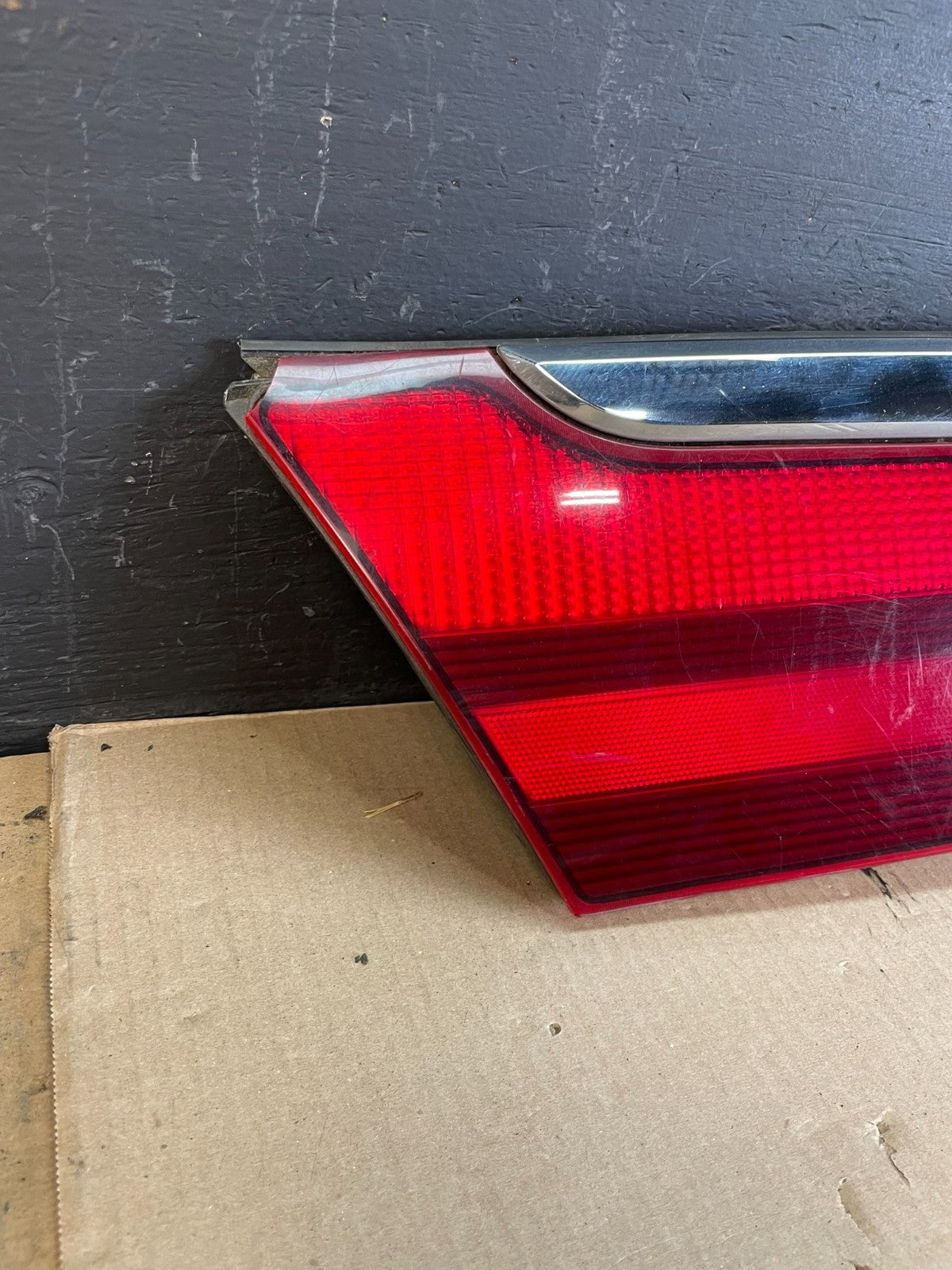 2003 2004 2005 Mercury Grand Marquis Trunk Lid Center Tail Light Oem AB7995 DG2
