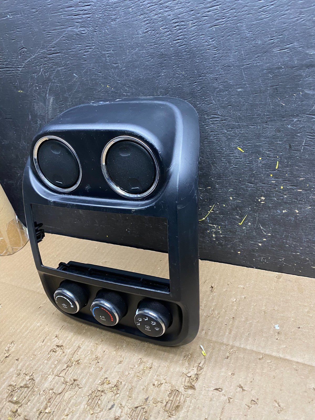 2011 to 2017 Jeep Compass Dash Climate Temperature Control Radio Bezel V7367 DG1
