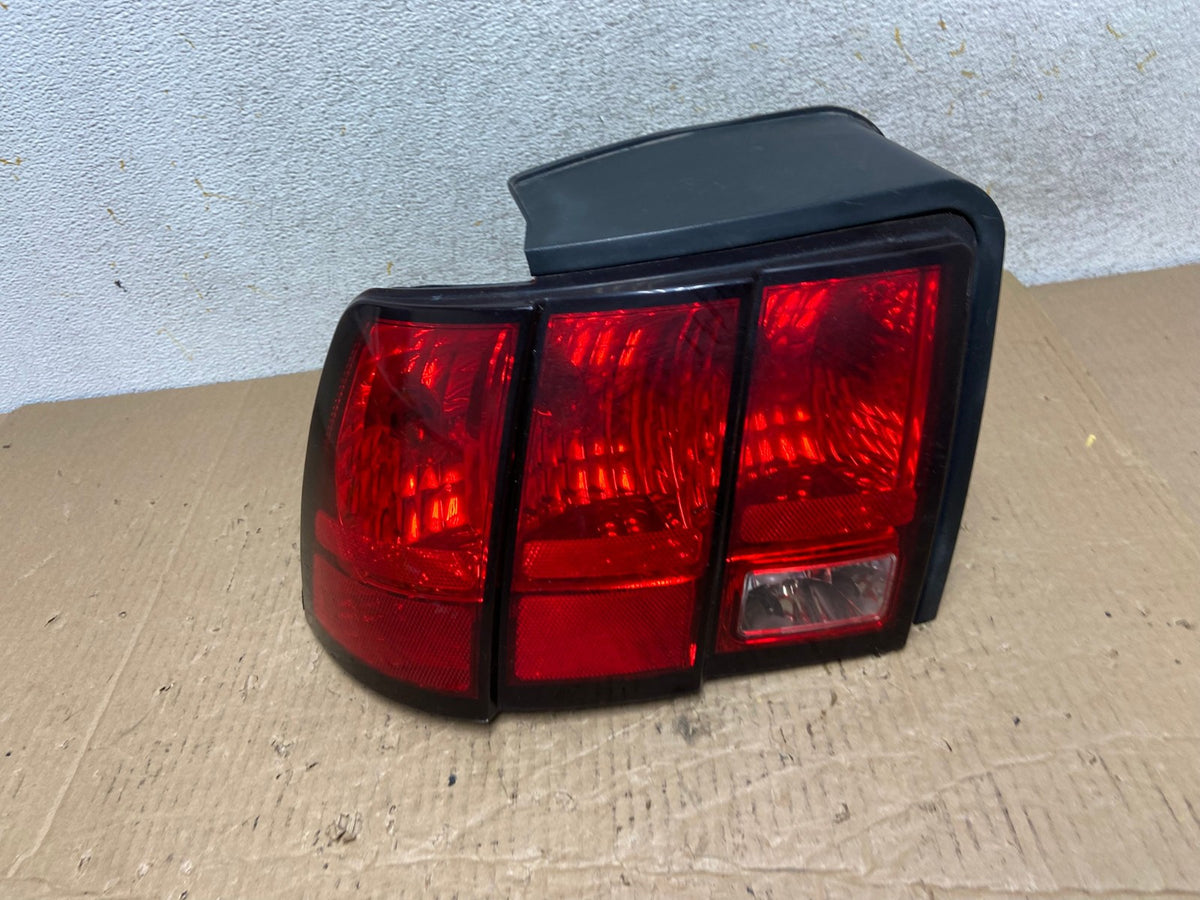 1999 - 2004 Ford Mustang Left Driver Lh Side Tail Light AI1374 LK0